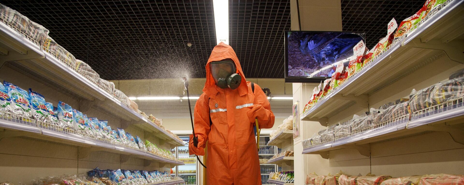In this file picture taken on September 27, 2021, a health official sprays disinfectant as part of preventative measures against Covid-19, in the Daesong Department Store in Pyongyang. - Sputnik International, 1920, 14.05.2022