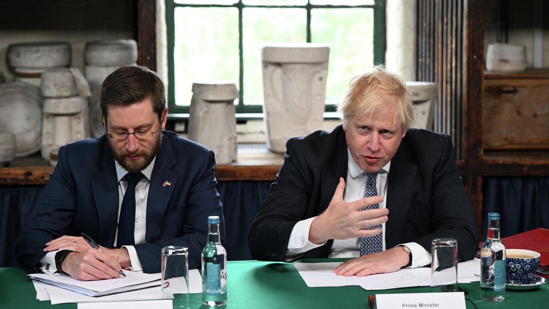 Britain's Prime Minister Boris Johnson and Britain's Cabinet Secretary and Head of the Civil Service Simon Case, chairs a Cabinet meeting at a pottery in Stoke-on-Trent, central England, on May 12, 2022. - Sputnik International, 1920, 14.05.2022
