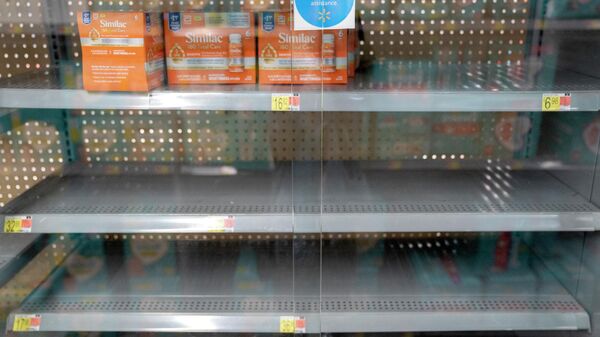 Grocery store shelves where baby formula is typically stocked are locked and nearly empty in Washington, DC, on May 11, 2022 - Sputnik International
