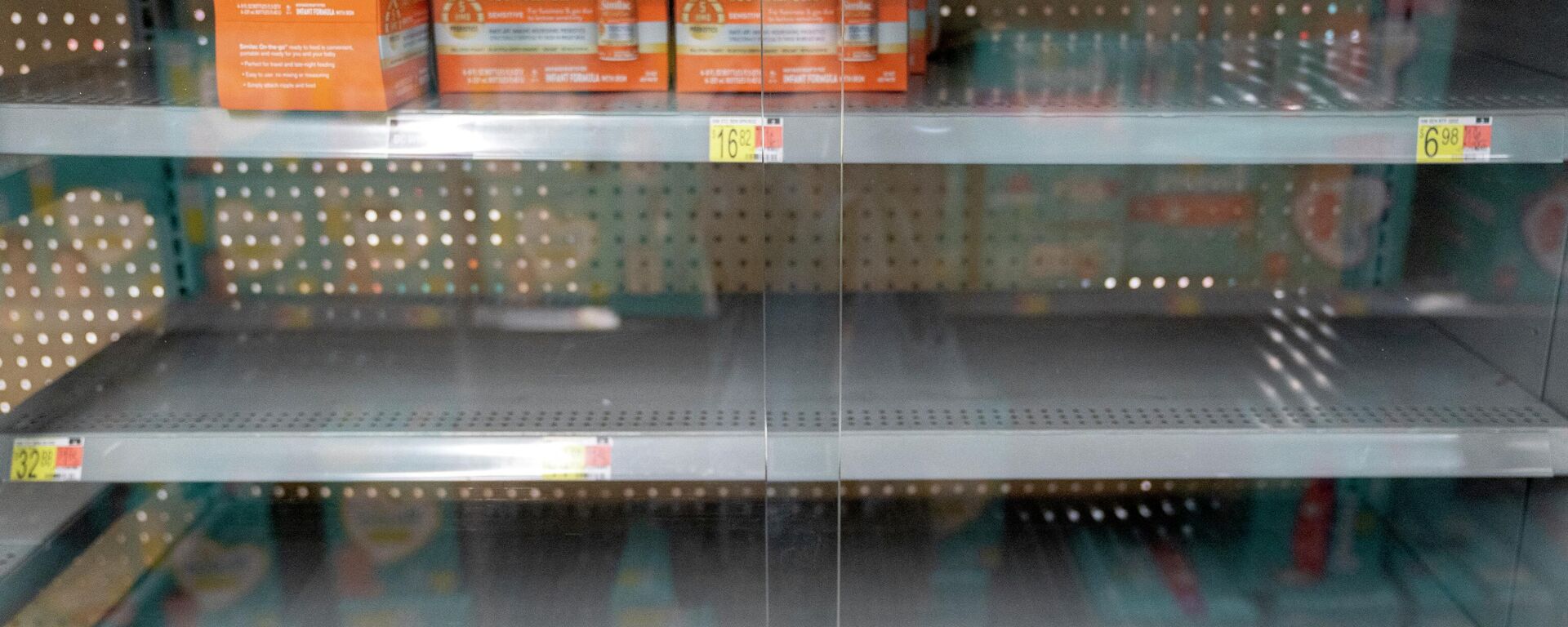 Grocery store shelves where baby formula is typically stocked are locked and nearly empty in Washington, DC, on May 11, 2022 - Sputnik International, 1920, 14.05.2022