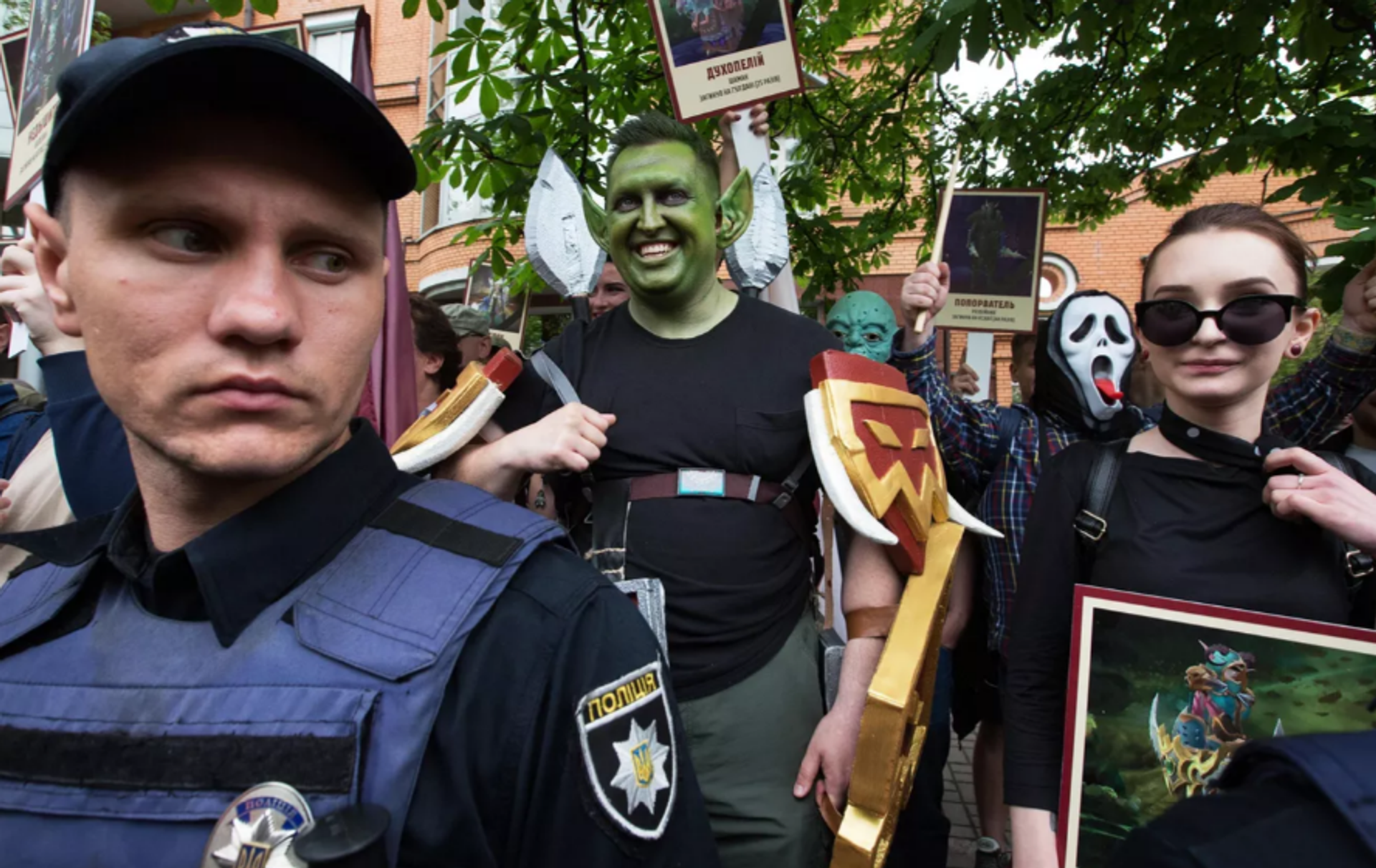 Flash mob participants hold portraits of characters from the computer game World of Warcraft in Kiev, where the 2018 Immortal Regiment rally took place. - Sputnik International, 1920, 14.05.2022