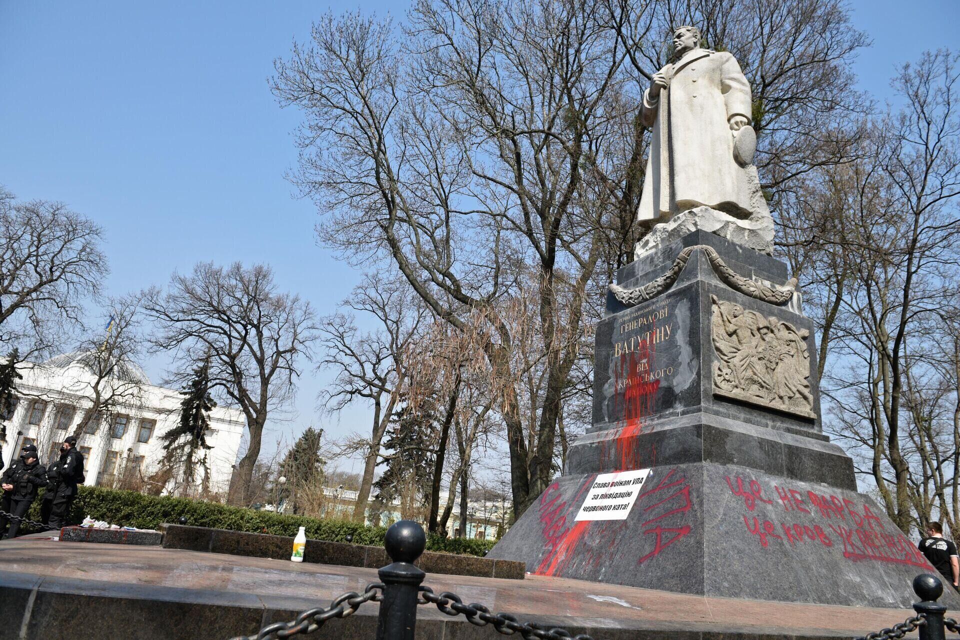 A monument to General Nikolai Vatutin in Kiev, vandalised with red paint by members of the nationalist group S14 (an extremist organisation banned in Russia). - Sputnik International, 1920, 14.05.2022