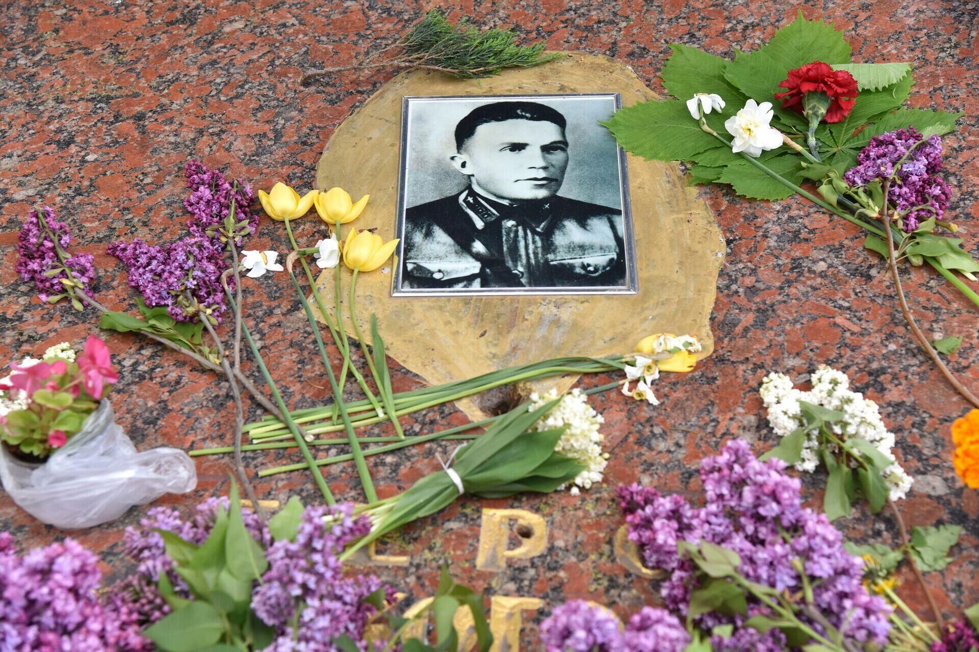 Flowers on the tomb of Soviet intelligence agent Nikolai Kuznetsov on the Hill of Glory in Lvov. - Sputnik International, 1920, 14.05.2022