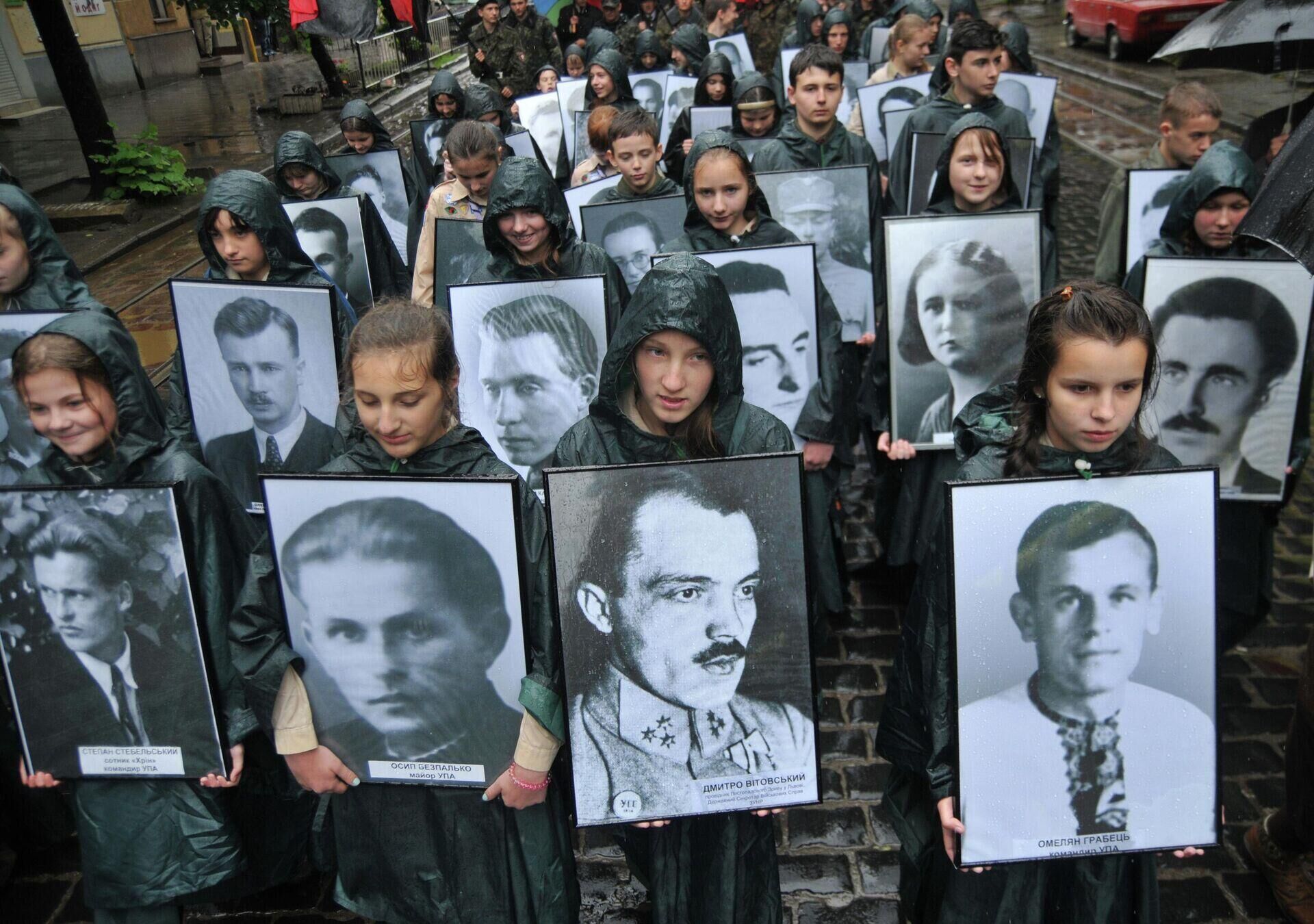 Ukrainian scouts carrying portraits of UPA (an organisation banned in Russia) veterans during a march on “Heroes' Day” in Lvov. - Sputnik International, 1920, 14.05.2022