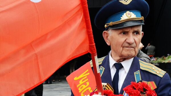 A World War II veteran in Lenin Komsomol Park during the Victory Day celebrations in Donetsk on 9 May. - Sputnik International