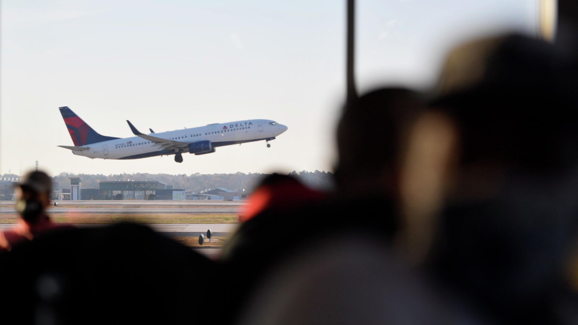 A Delta Airlines aircraft takes off as passengers await the boarding process, Thursday, Dec. 2, 2021, at Hartsfield-Jackson Atlanta International Airport, in Atlanta. - Sputnik International, 1920, 25.05.2023