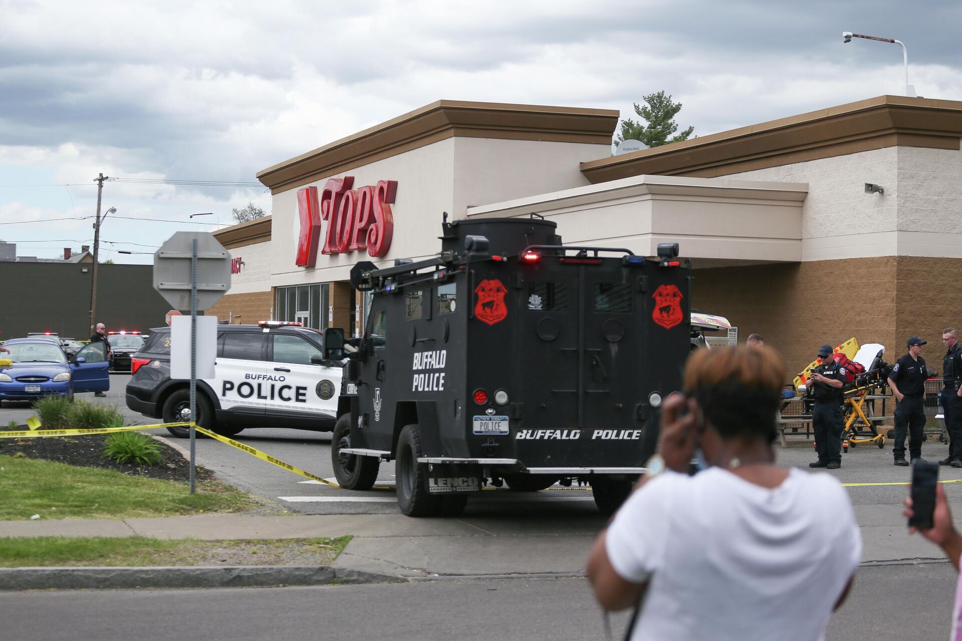 A crowd gathers as police investigate after a shooting at a supermarket on Saturday, May 14, 2022, in Buffalo, N.Y. Multiple people were shot  at the Tops Friendly Market.  Police have notified the public that the alleged shooter was in custody.  - Sputnik International, 1920, 15.05.2022