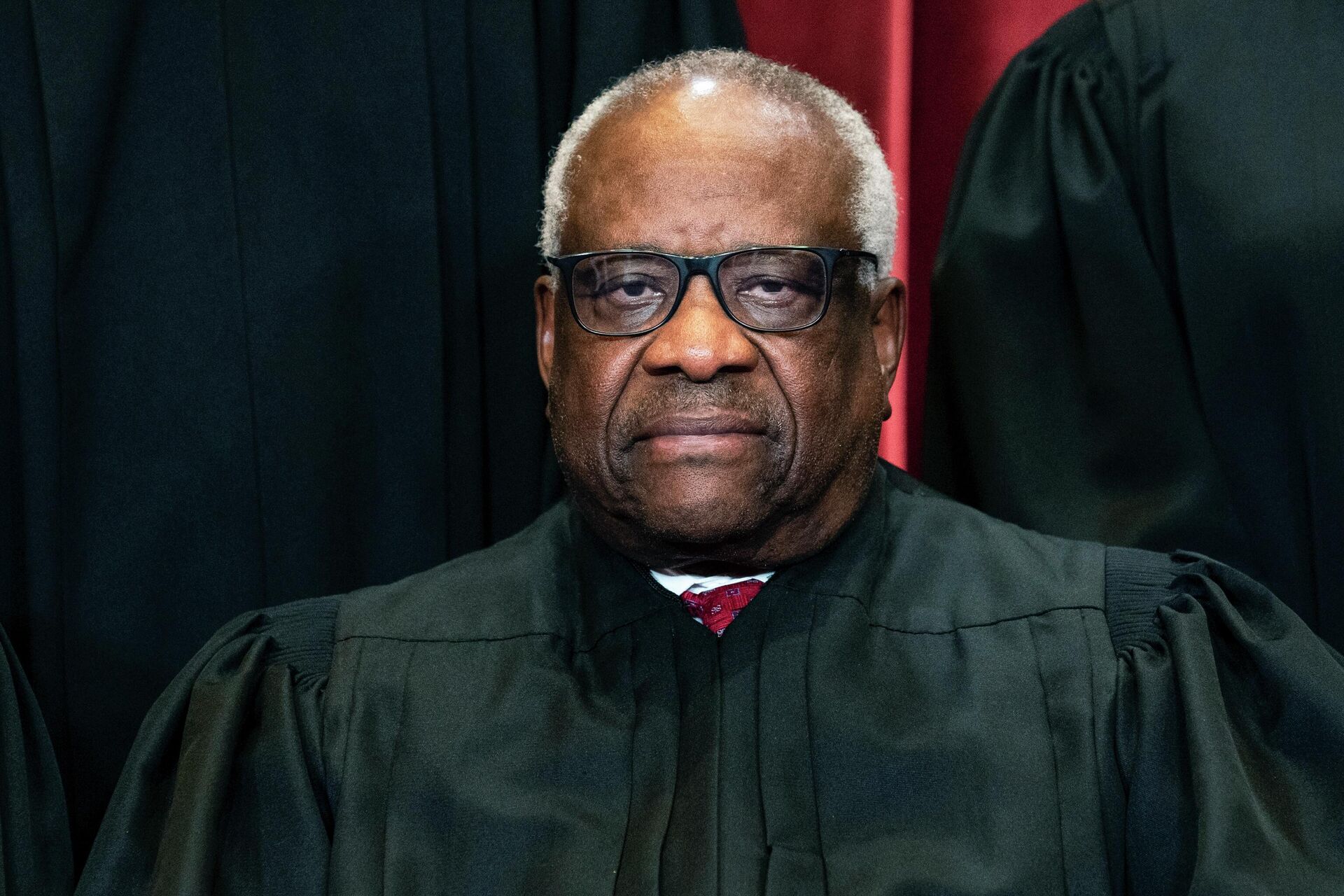 Justice Clarence Thomas sits during a group photo at the Supreme Court in Washington, on Friday, April 23, 2021. - Sputnik International, 1920, 15.05.2022