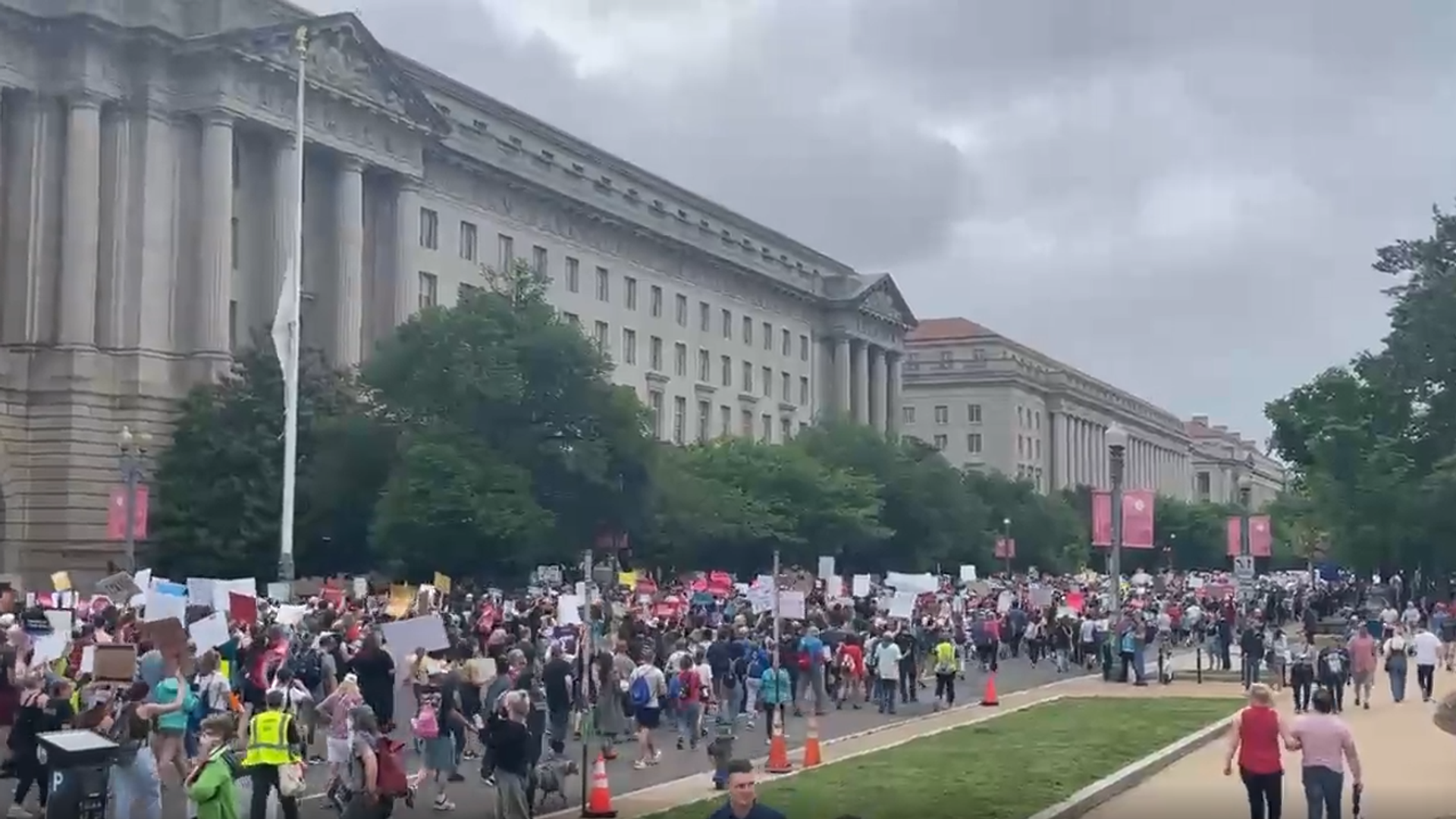 Chuck Modi via Twitter, 14-5-22 | “STAND UP FIGHT BACK”

Endless line of protesters roll down Constitution Ave at DC Rally    - Sputnik International, 1920, 15.05.2022