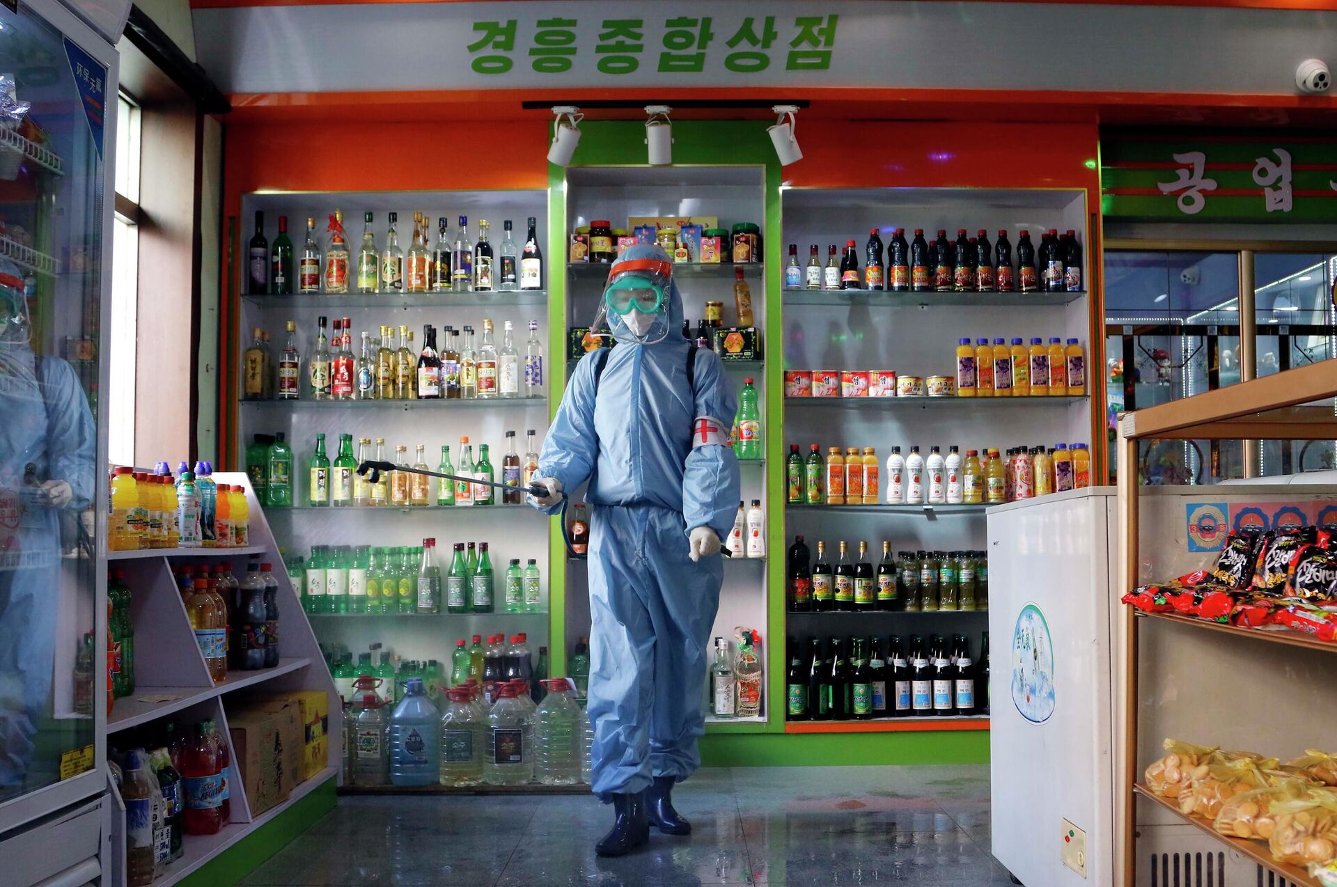 FILE - An employee of the Kyonghung Foodstuff General Store disinfects the showroom in Pyongyang, North Korea, Wednesday, Nov. 10, 2021. Before acknowledging domestic COVID-19 cases, Thursday, May 12, 2022, North Korea spent 2 1/2 years rejecting outside offers of vaccines and steadfastly claiming that its superior socialist system was protecting its 26 million people from “a malicious virus” that had killed millions around the world. - Sputnik International, 1920, 15.05.2022