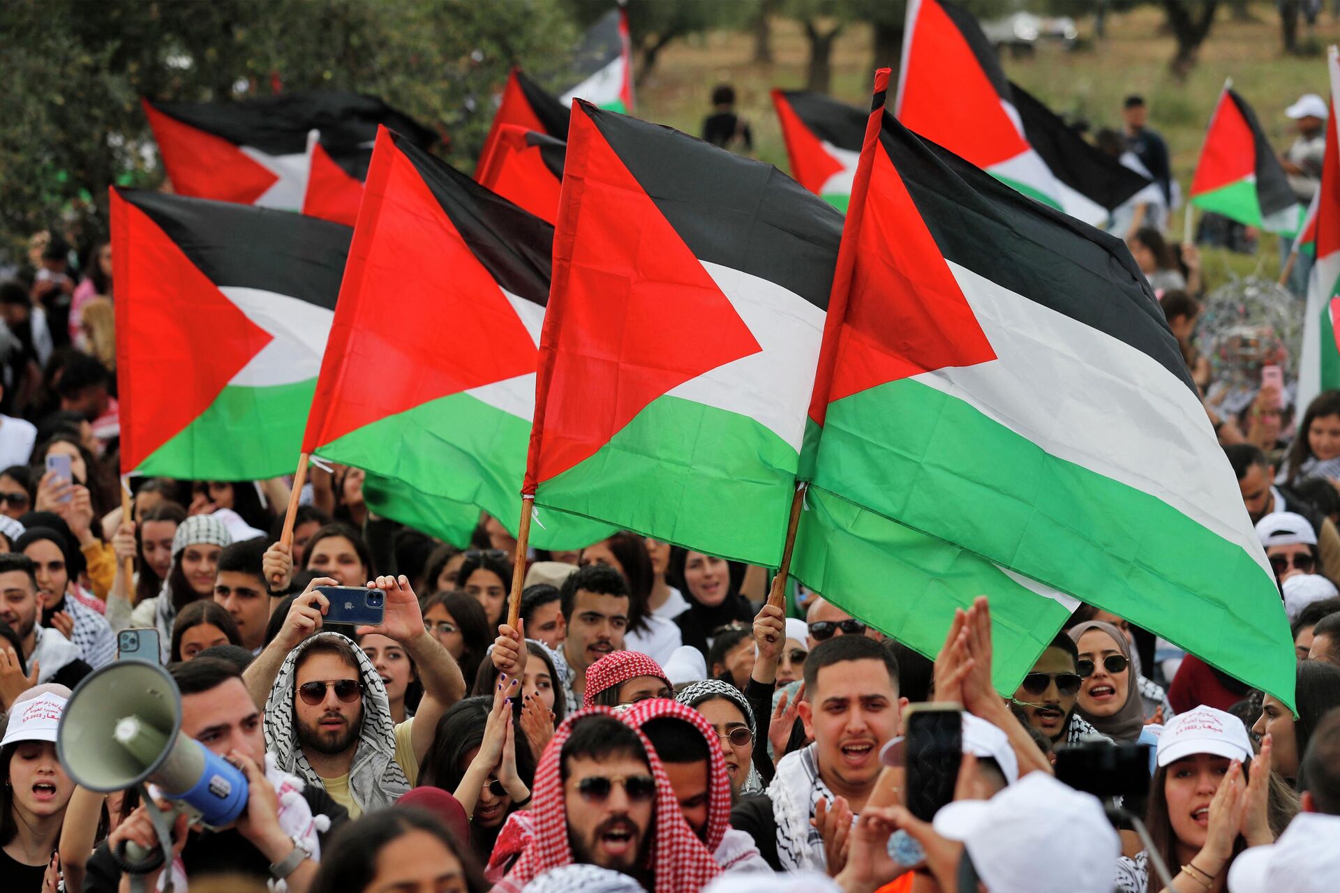 Arab Israeli protestors hold up Palestinian national flags during a demonstration near the city of Sakhnin in northern Israel, on May 5, 2022 ahead of the Palestinian marking of the 74th anniversary of the Nakba, the catastrophe of Israel's creation in 1948. - - Sputnik International, 1920, 22.05.2022