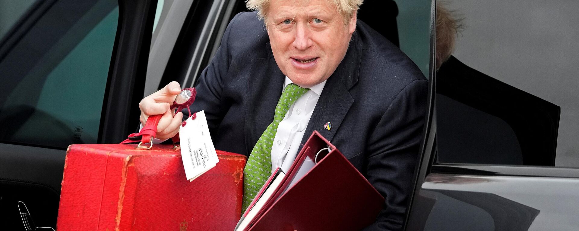 Britain's Prime Minister Boris Johnson caries his ministerial red box as he exits a car to board a flight from London Stansted airport, on May 11, 2022 - Sputnik International, 1920, 15.05.2022
