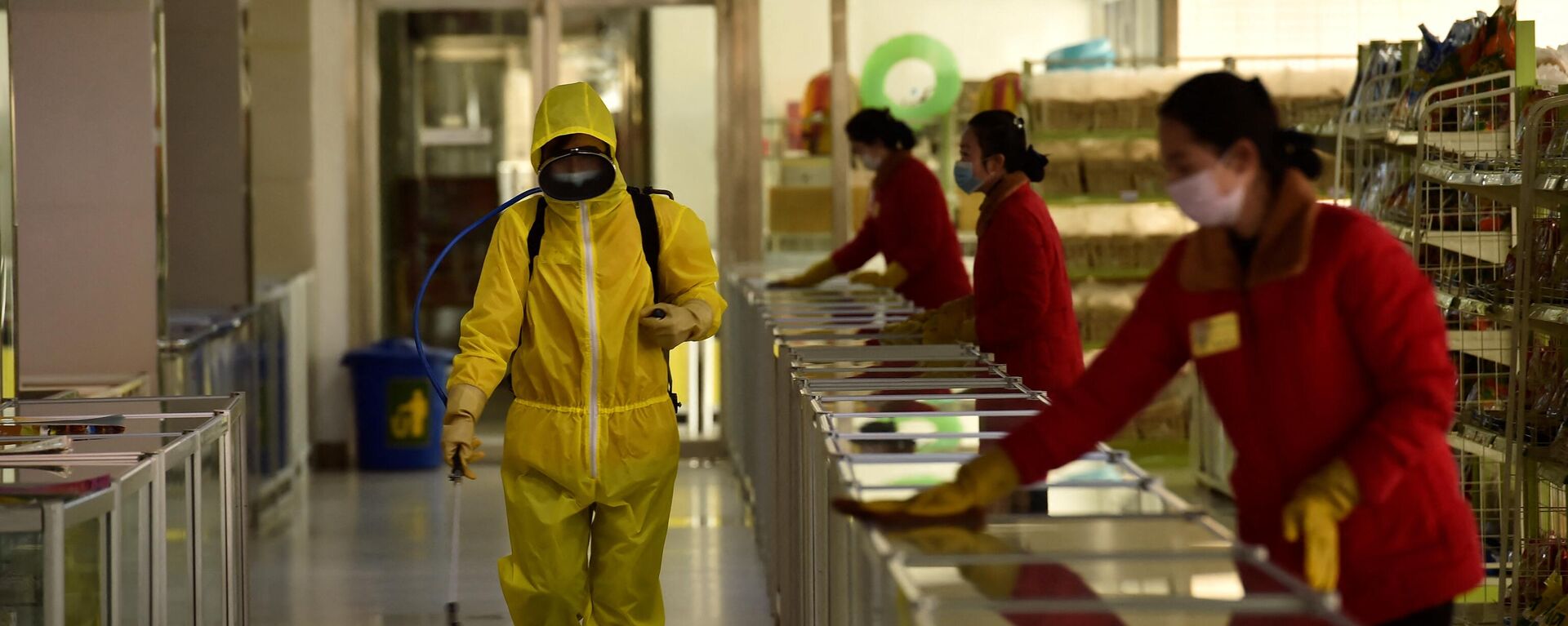 In this file photo taken on 18 March, 2022 employees spray disinfectant and wipe surfaces as part of preventative measures against the Covid-19 coronavirus at the Pyongyang Children's Department Store in Pyongyan - Sputnik International, 1920, 15.05.2022
