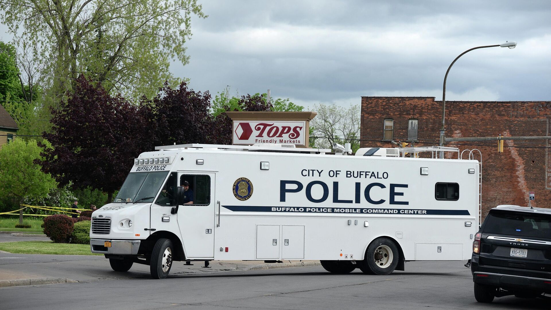 Buffalo Police on scene at a Tops Friendly Market on 14 May, 2022 in Buffalo, New York. According to reports, at least 10 people were killed after a mass shooting at the store with the shooter in police custody. - Sputnik International, 1920, 15.05.2022