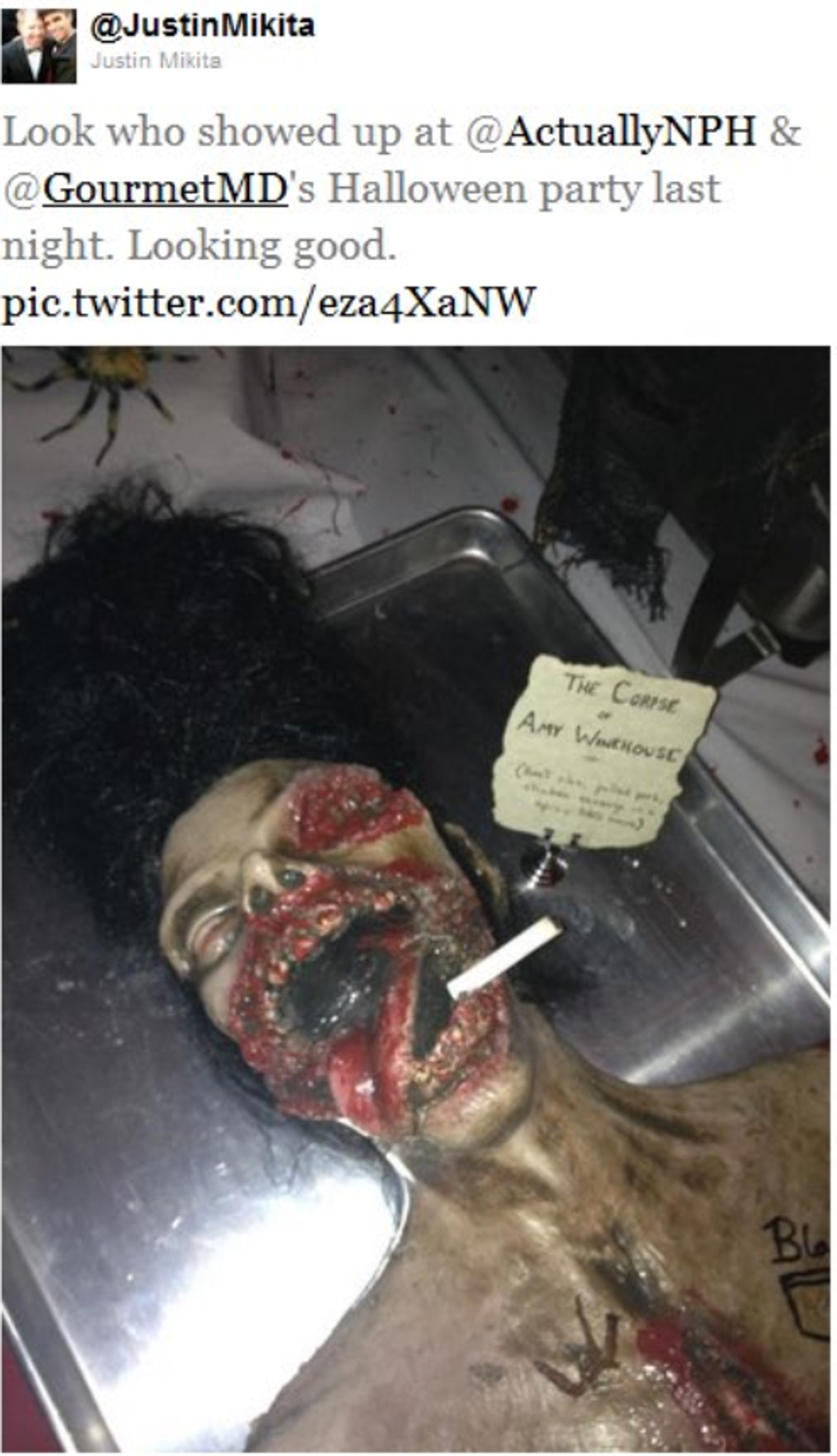 Screenshot of the now-deleted 2011 tweet by Justin Mikita, ex-husband of Neil Patrick Harris, that shows a photograph of the meat platter titled Amy Winehouse corpse - Sputnik International, 1920, 15.05.2022