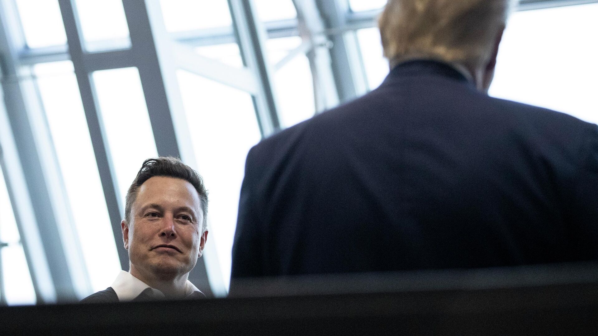Tesla and SpaceX Chief Executive Officer Elon Musk talks with President Donald Trump speaks after viewing the SpaceX flight to the International Space Station, at Kennedy Space Center, Saturday, May 30, 2020, in Cape Canaveral, Fla. - Sputnik International, 1920, 25.05.2022
