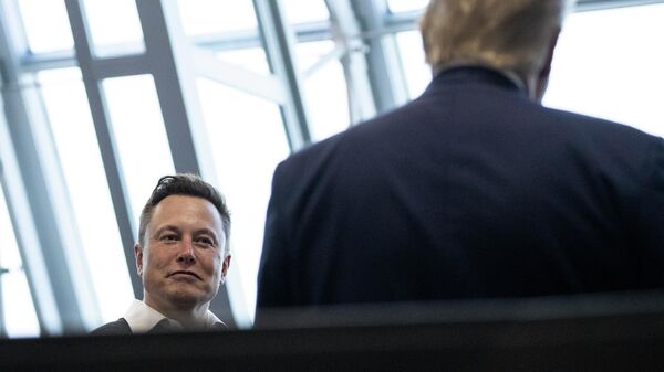 Tesla and SpaceX Chief Executive Officer Elon Musk talks with President Donald Trump speaks after viewing the SpaceX flight to the International Space Station, at Kennedy Space Center, Saturday, May 30, 2020, in Cape Canaveral, Fla. - Sputnik International