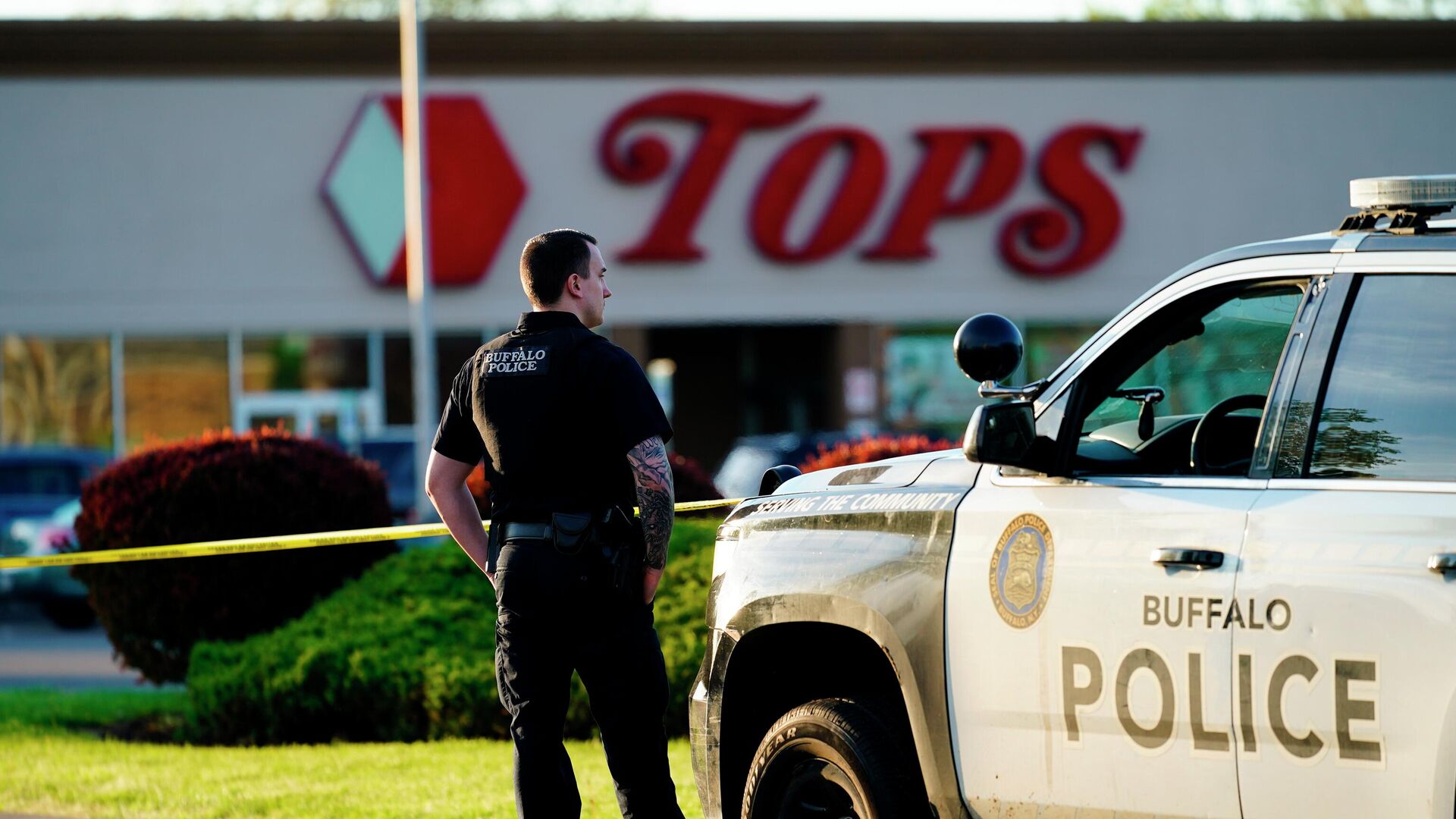 A police officer stands guard outside the scene of a shooting at a supermarket, in Buffalo, N.Y., Sunday, May 15, 2022. - Sputnik International, 1920, 16.05.2022