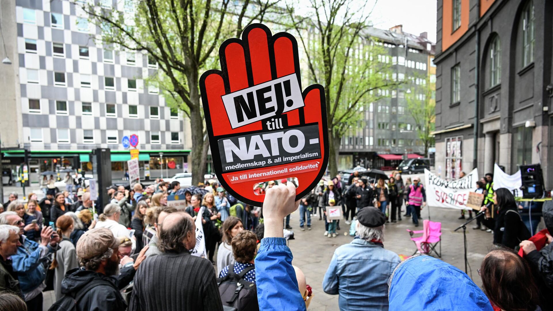 A few hundred protesters gather during a demonstration against a possible NATO membership of Sweden outside the ruling Social Democrats party's office in Stockholm, Sweden, on May 14, 2022. - Sputnik International, 1920, 18.05.2022