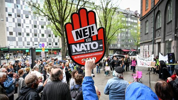 A few hundred protesters gather during a demonstration against a possible NATO membership of Sweden outside the ruling Social Democrats party's office in Stockholm, Sweden, on May 14, 2022. - Sputnik International