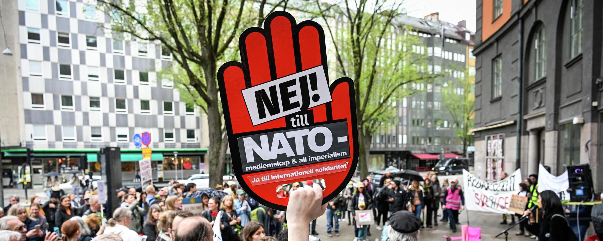 A few hundred protesters gather during a demonstration against a possible NATO membership of Sweden outside the ruling Social Democrats party's office in Stockholm, Sweden, on May 14, 2022. - Sputnik International, 1920, 18.05.2022