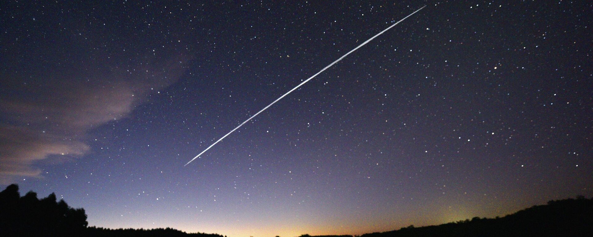 This long-exposure image shows a trail of a group of SpaceX's Starlink satellites (File) - Sputnik International, 1920, 16.05.2022