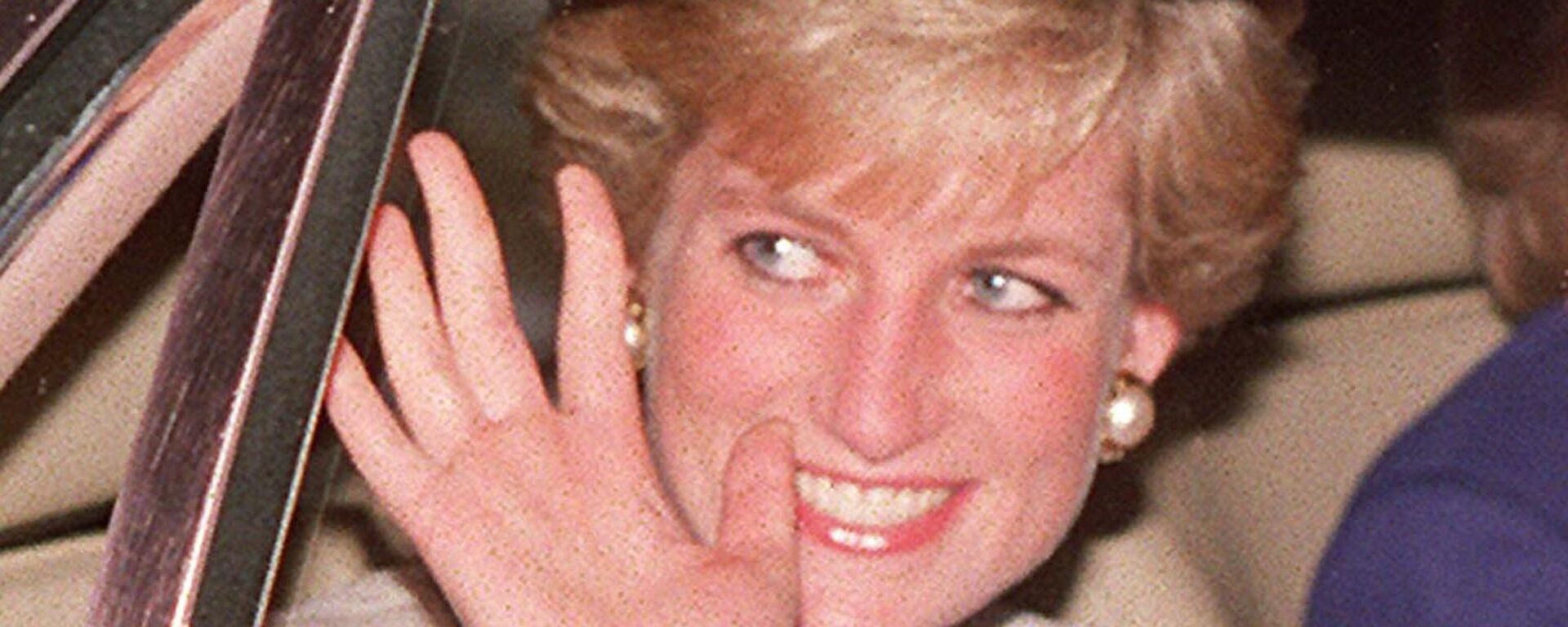 Picture dated 04 October 1990 of princess Diana waving as she leaves Dulles International airport - Sputnik International, 1920, 16.05.2022