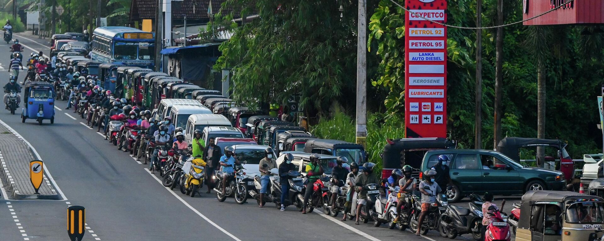 Motorists queue to buy fuel at a Ceylon petroleum corporation fuel station in Colombo on May 15, 2022. - Shortages of food, fuel and medicines, along with record inflation and lengthy blackouts, have brought severe hardships to the country's 22 million people. - Sputnik International, 1920, 16.05.2022