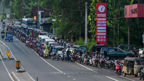 Motorists queue to buy fuel at a Ceylon petroleum corporation fuel station in Colombo on May 15, 2022. - Shortages of food, fuel and medicines, along with record inflation and lengthy blackouts, have brought severe hardships to the country's 22 million people. - Sputnik International