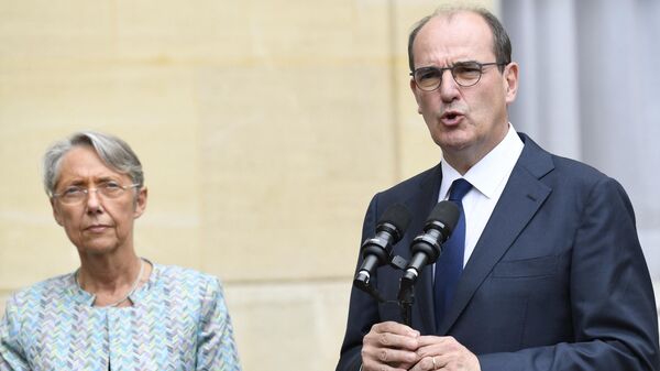 (FILES) In this file photo taken on July 17, 2020, French Labour Minister Elisabeth Borne (L) looks on as French Prime Minister Jean Castex gives a speech after attending a social dialogue conference with social partners at the Matignon Hotel in Paris. - Sputnik International