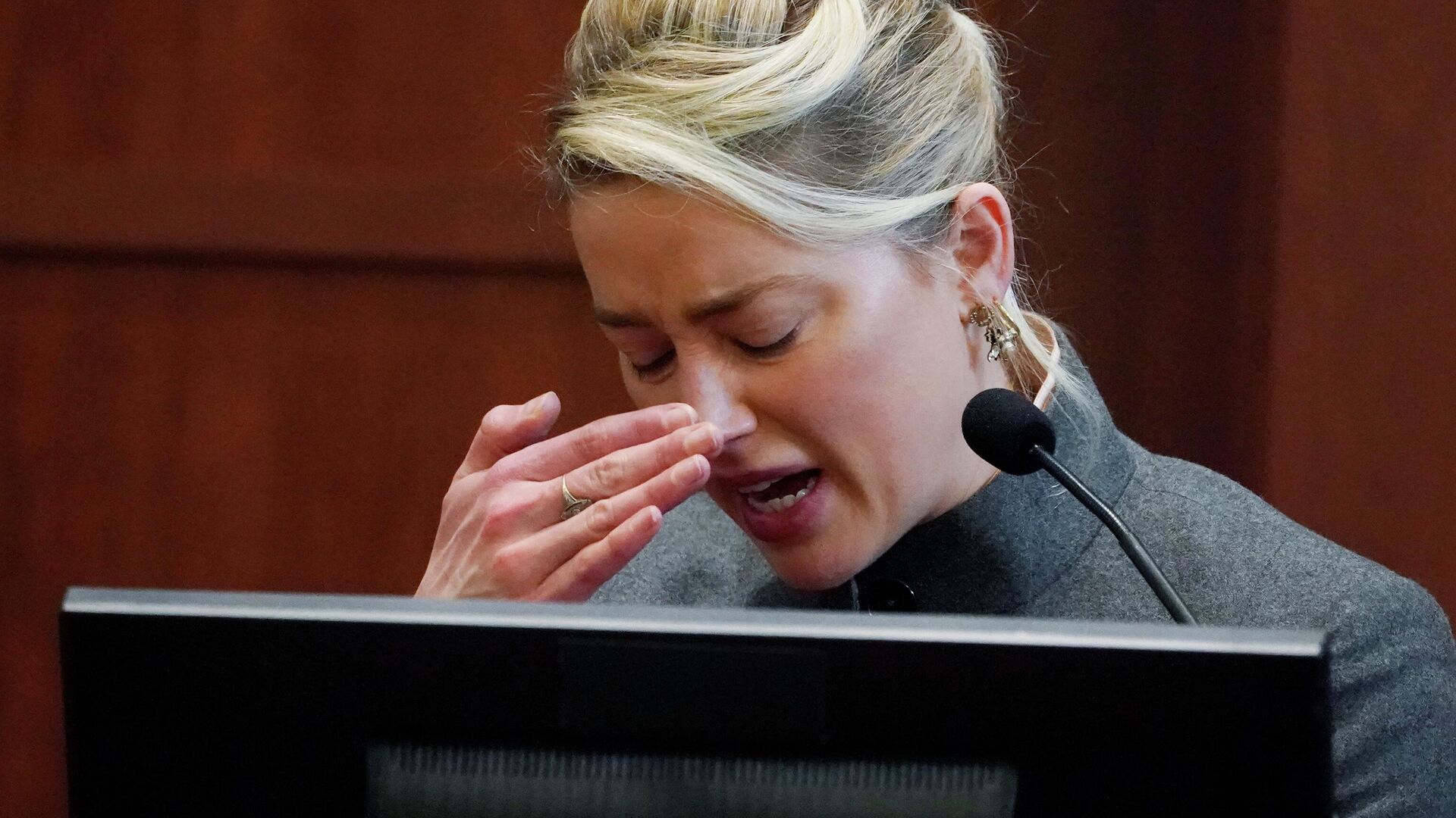 Actor Amber Heard testifies in the courtroom at the Fairfax County Circuit Courthouse in Fairfax, Va., Monday, May 16, 2022 - Sputnik International, 1920, 16.05.2022