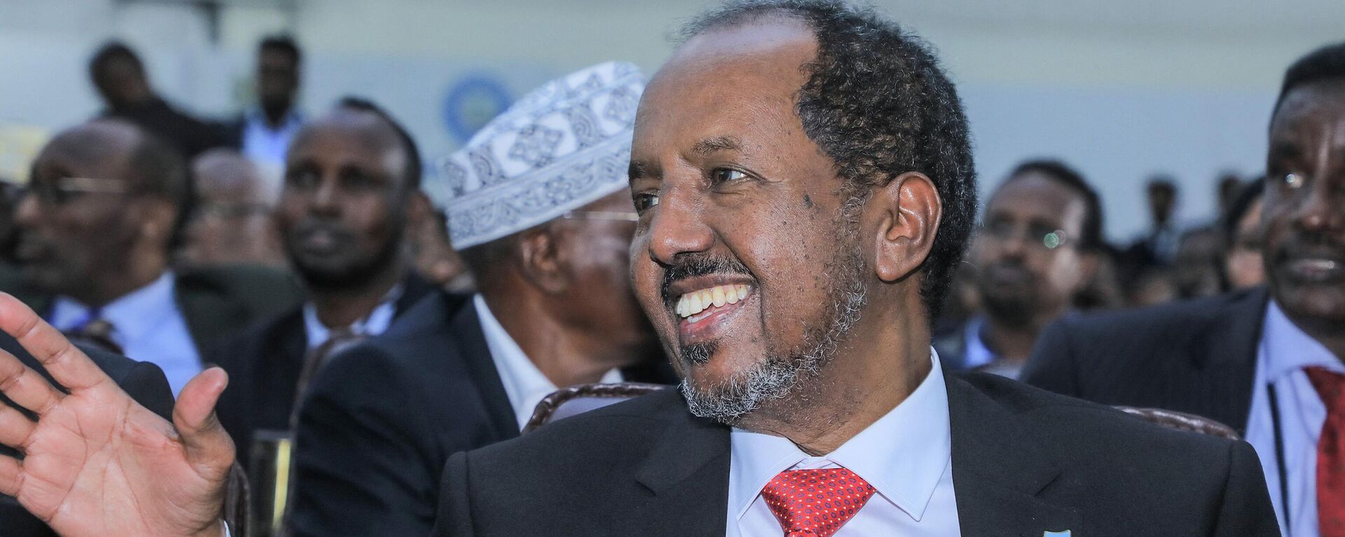 Newly elected Somalia President Hassan Sheikh Mohamud waves after he was sworn-in, in the capital Mogadishu, on May 15, 2022. - Somalia handed Hassan Sheikh Mohamud the presidency for a second time following May 15's long-overdue election in the troubled Horn of Africa nation, which is confronting an Islamist insurgency and the threat of famine. - Sputnik International, 1920, 16.05.2022