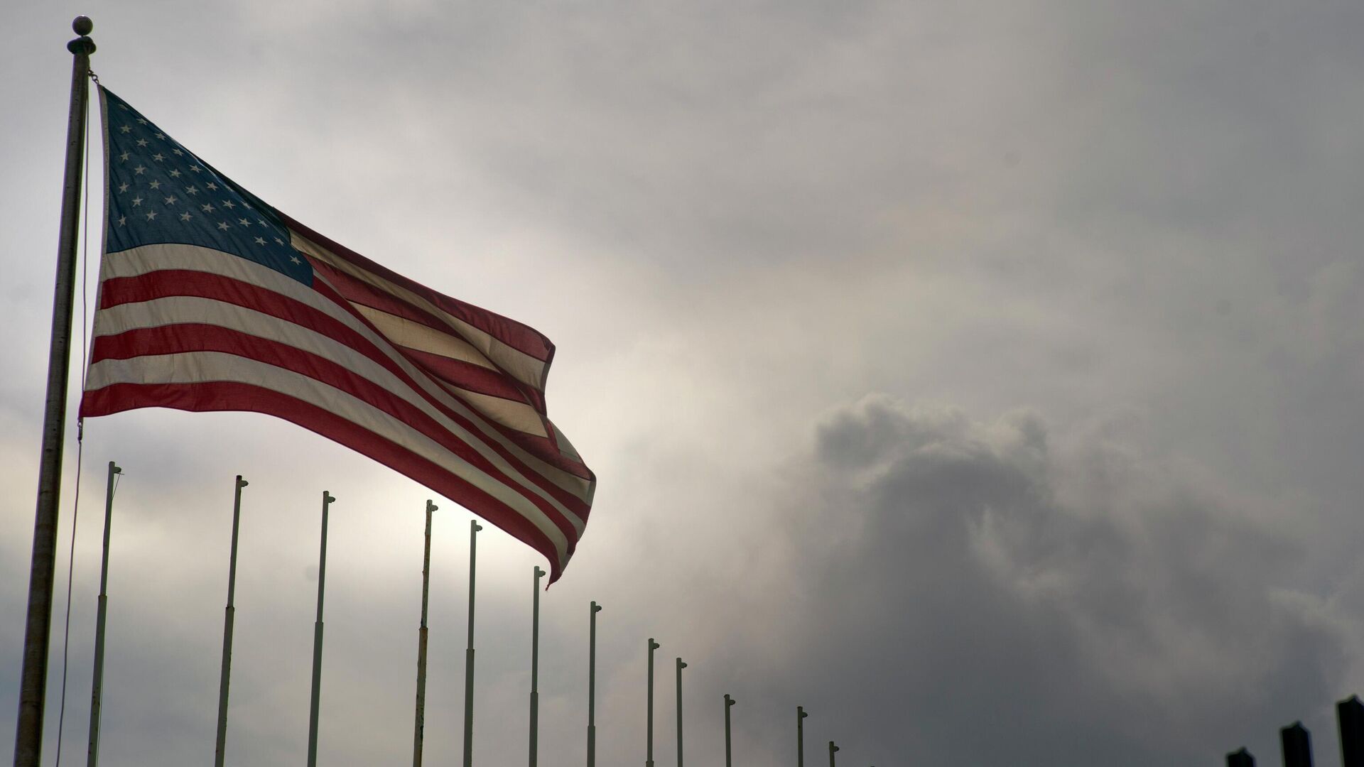 U.S. flag flies at the U.S. embassy in Havana, Cuba, March 18, 2019 days after the U.S. State Department announced it was eliminating a five-year tourist visa for Cubans. - Sputnik International, 1920, 16.05.2022