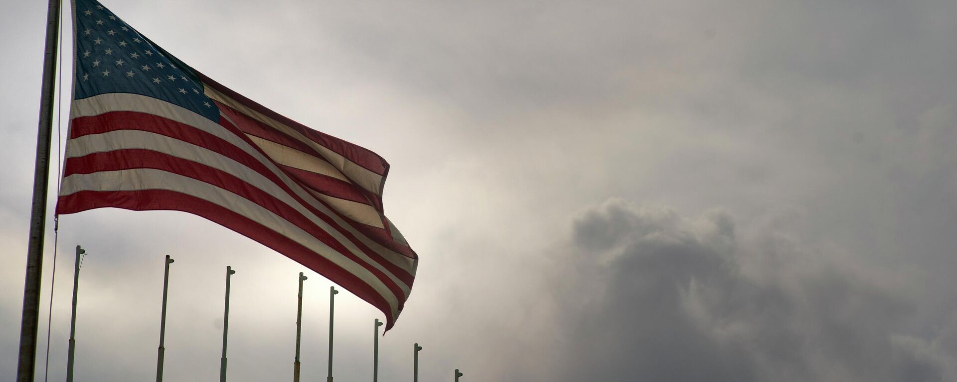 U.S. flag flies at the U.S. embassy in Havana, Cuba, March 18, 2019 days after the U.S. State Department announced it was eliminating a five-year tourist visa for Cubans. - Sputnik International, 1920, 27.08.2024