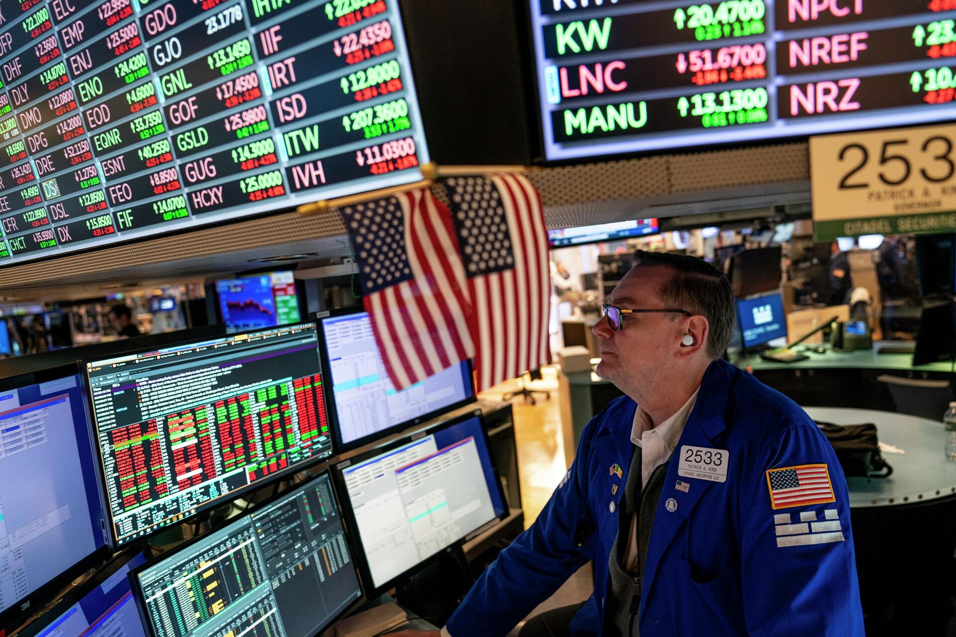 Trader Patrick King works the floor at the New York Stock Exchange, Thursday, May 12, 2022, in New York - Sputnik International, 1920, 18.06.2022
