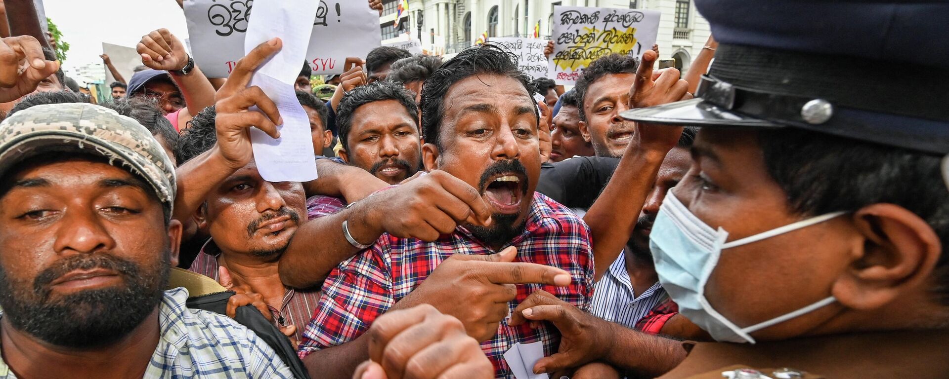 Protestors take part in an anti-government demonstration outside the Sri Lanka police headquarters in Colombo on May 16, 2022 - Sputnik International, 1920, 17.05.2022