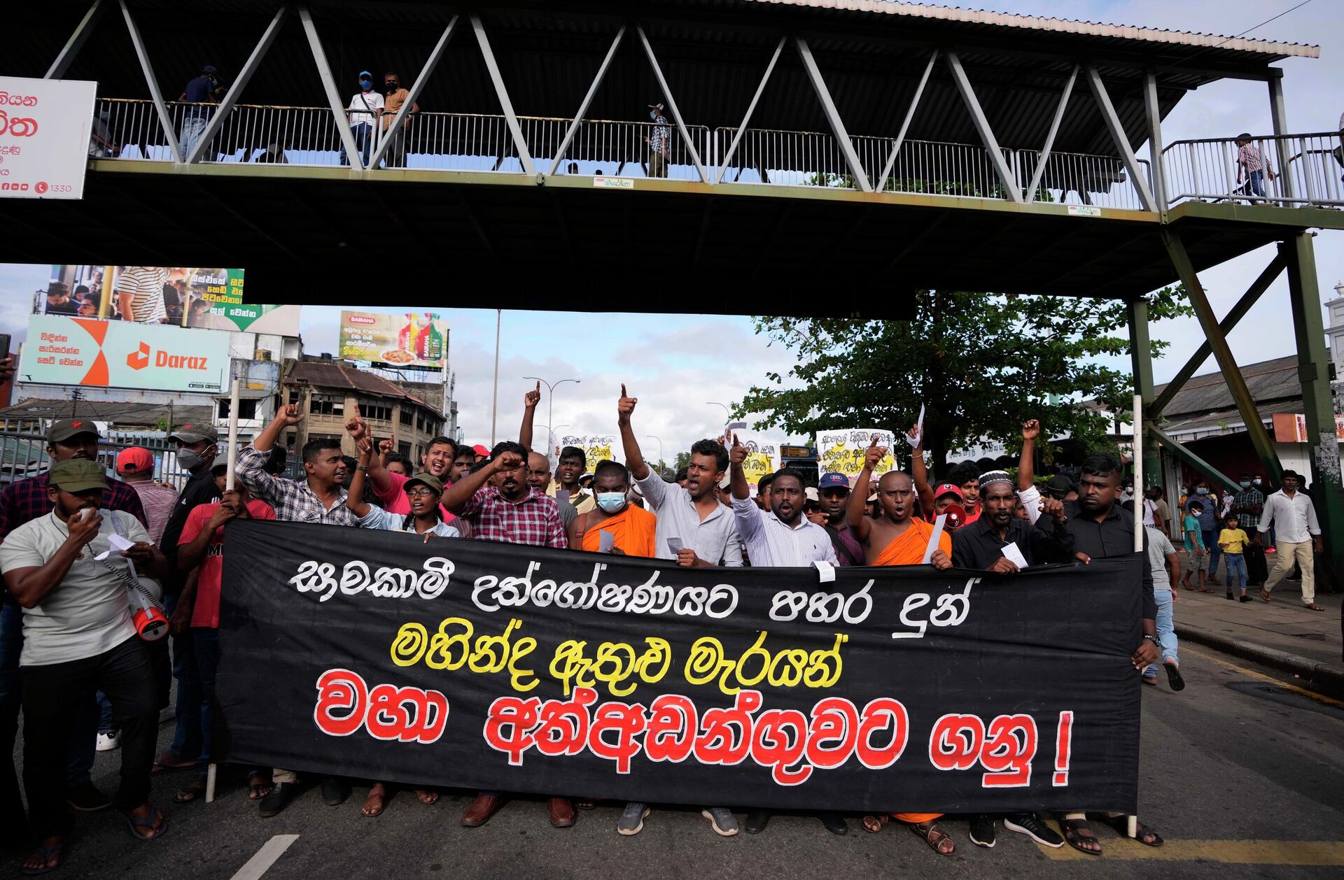 Members of Socialist Youth Union shout slogans and march towards Sri Lanka's police headquarters carrying a banner demanding the arrest of former prime minister Mahinda Rajapkasa for allegedly assaulting anti government protesters in Colombo, Sri Lanka, Monday, May 16, 2022 - Sputnik International, 1920, 17.05.2022