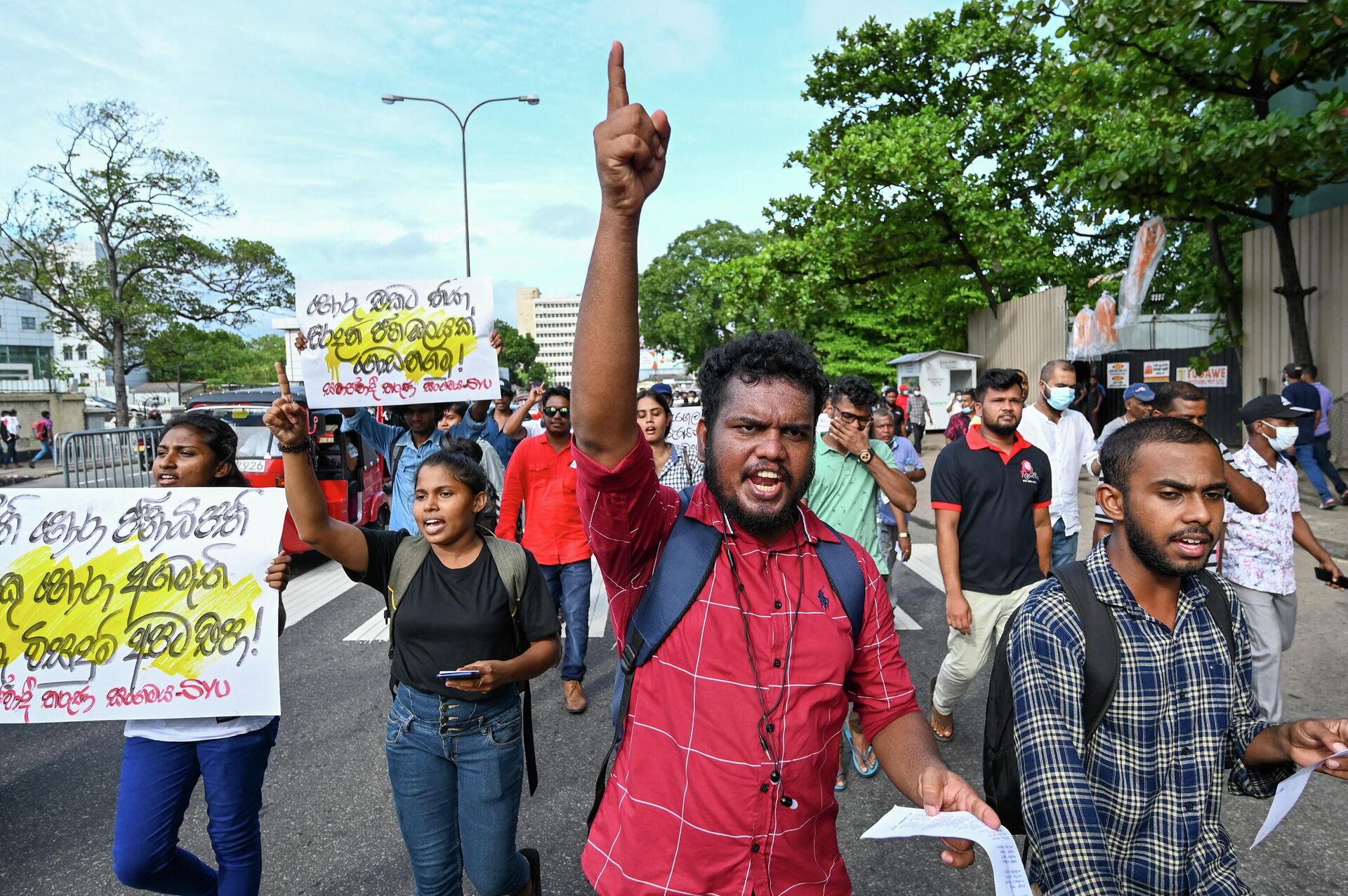 Protestors take part in an anti-government demonstration outside the Sri Lanka police headquarters in Colombo on May 16, 2022, - Sputnik International, 1920, 17.05.2022