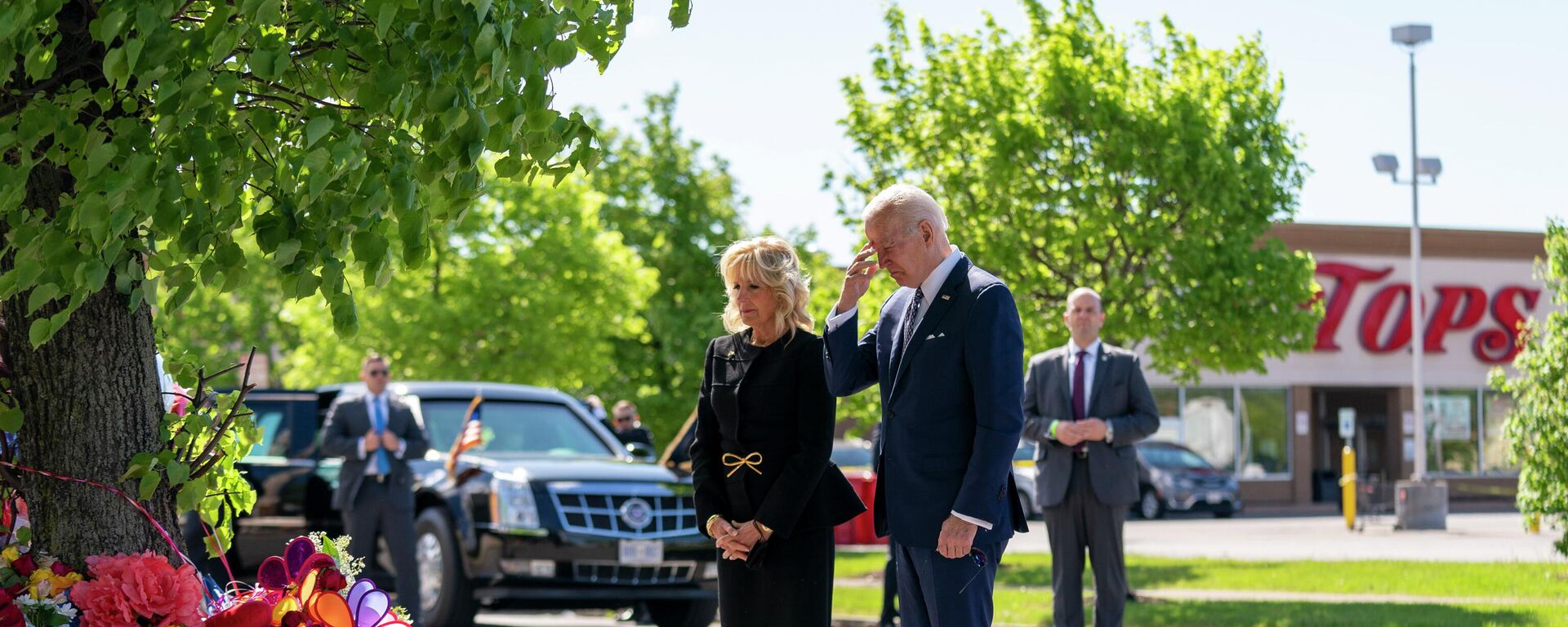 President Joe Biden and first lady Jill Biden visit the scene of a shooting at a supermarket to pay respects and speak to families of the victims of Saturday's shooting in Buffalo, N.Y., Tuesday, May 17, 2022.  - Sputnik International, 1920, 17.05.2022