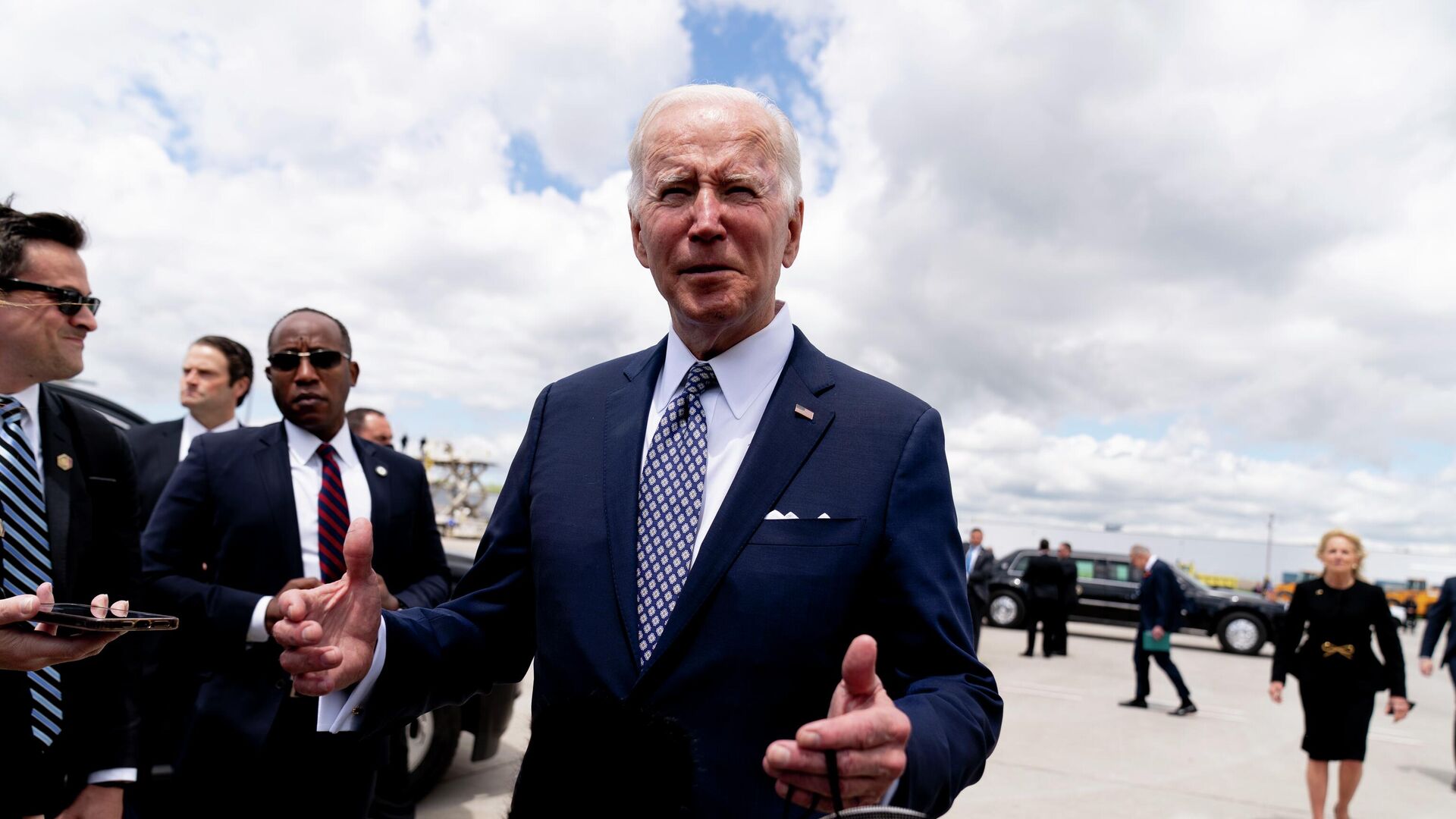 President Joe Biden speaks before boarding Air Force One at Buffalo-Niagara International Airport in Buffalo, N.Y., Tuesday, May 17, 2022, after paying their respects and speak to families of the victims of Saturday's shooting at a supermarket.  - Sputnik International, 1920, 17.05.2022