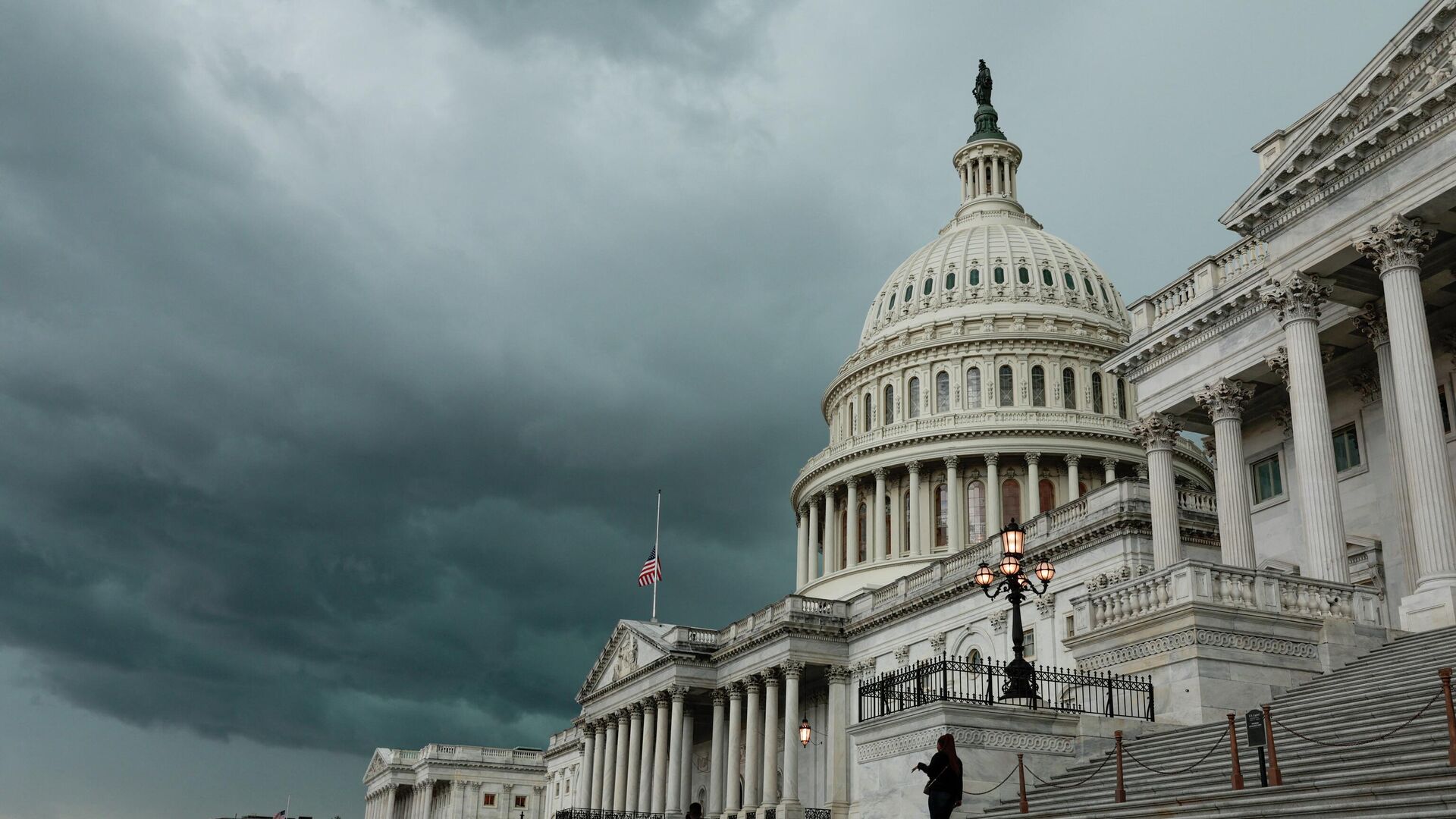 A storm cloud hangs over the U.S. Capitol Building on May 16, 2022 in Washington, DC. - Sputnik International, 1920, 17.05.2022