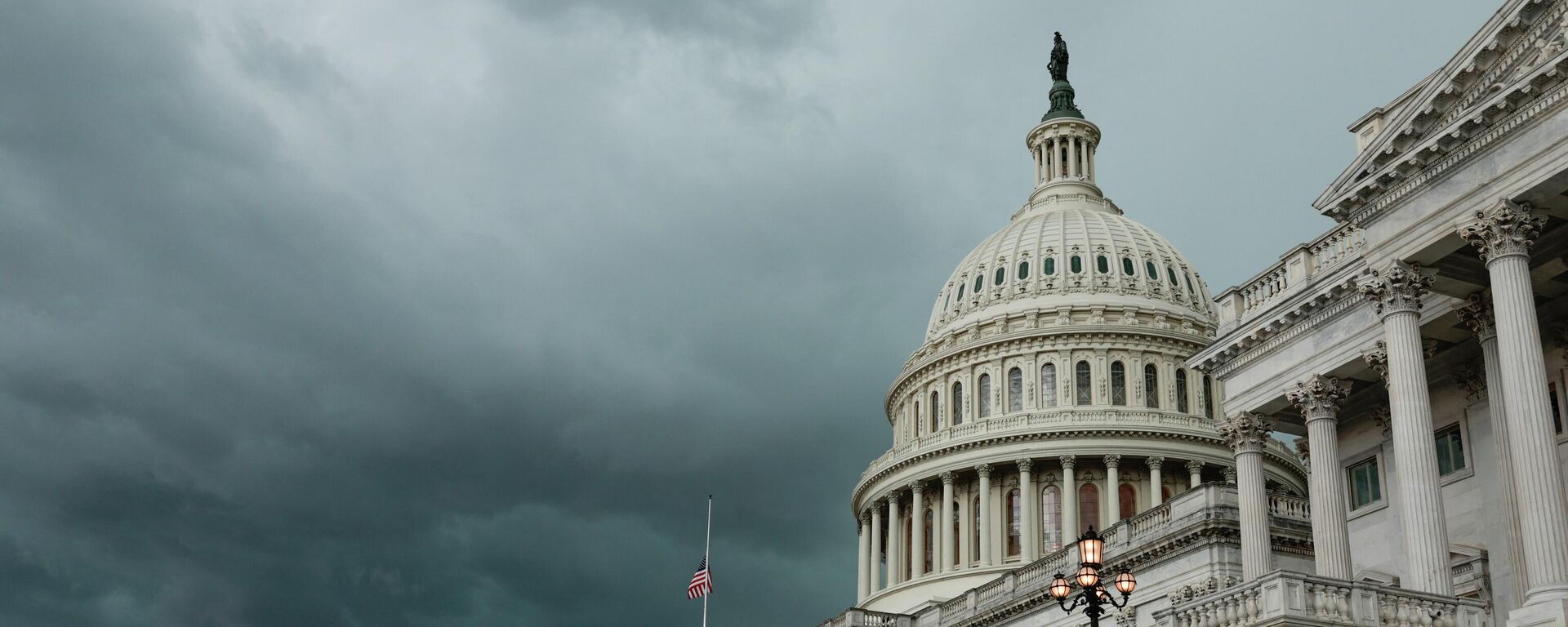 A storm cloud hangs over the U.S. Capitol Building on May 16, 2022 in Washington, DC. - Sputnik International, 1920, 17.05.2022
