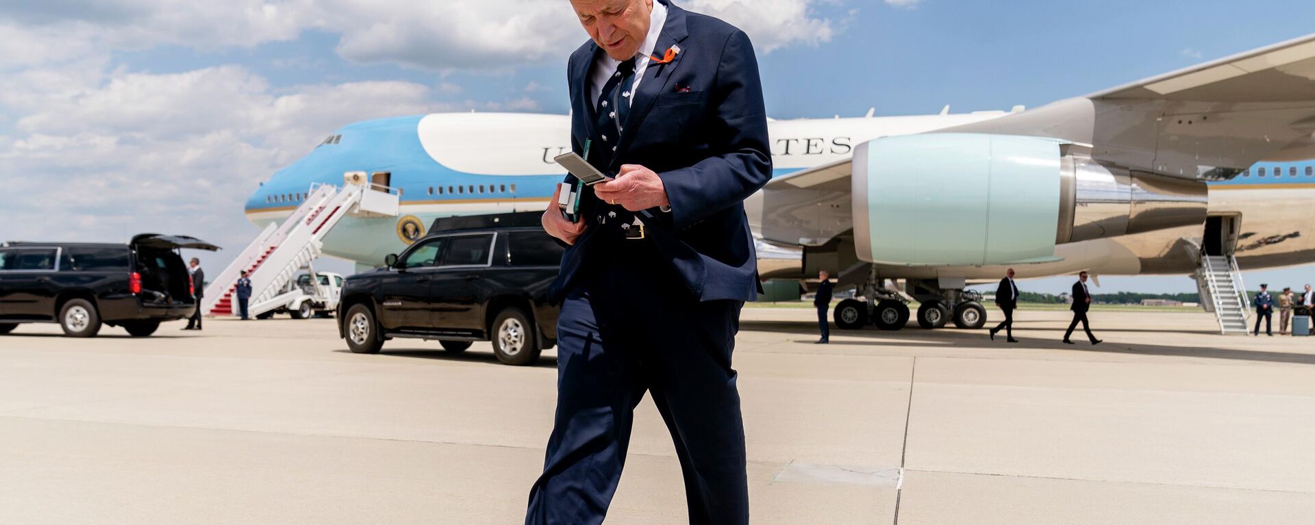 Senate Majority Leader Chuck Schumer of N.Y., steps off Air Force One at Andrews Air Force Base, Md., Tuesday, May 17, 2022, after traveling with President Joe Biden and first lady Jill Biden to pay respects and speak to families of the victims of Saturday's shooting at a supermarket in Buffalo, N.Y. - Sputnik International, 1920, 17.05.2022