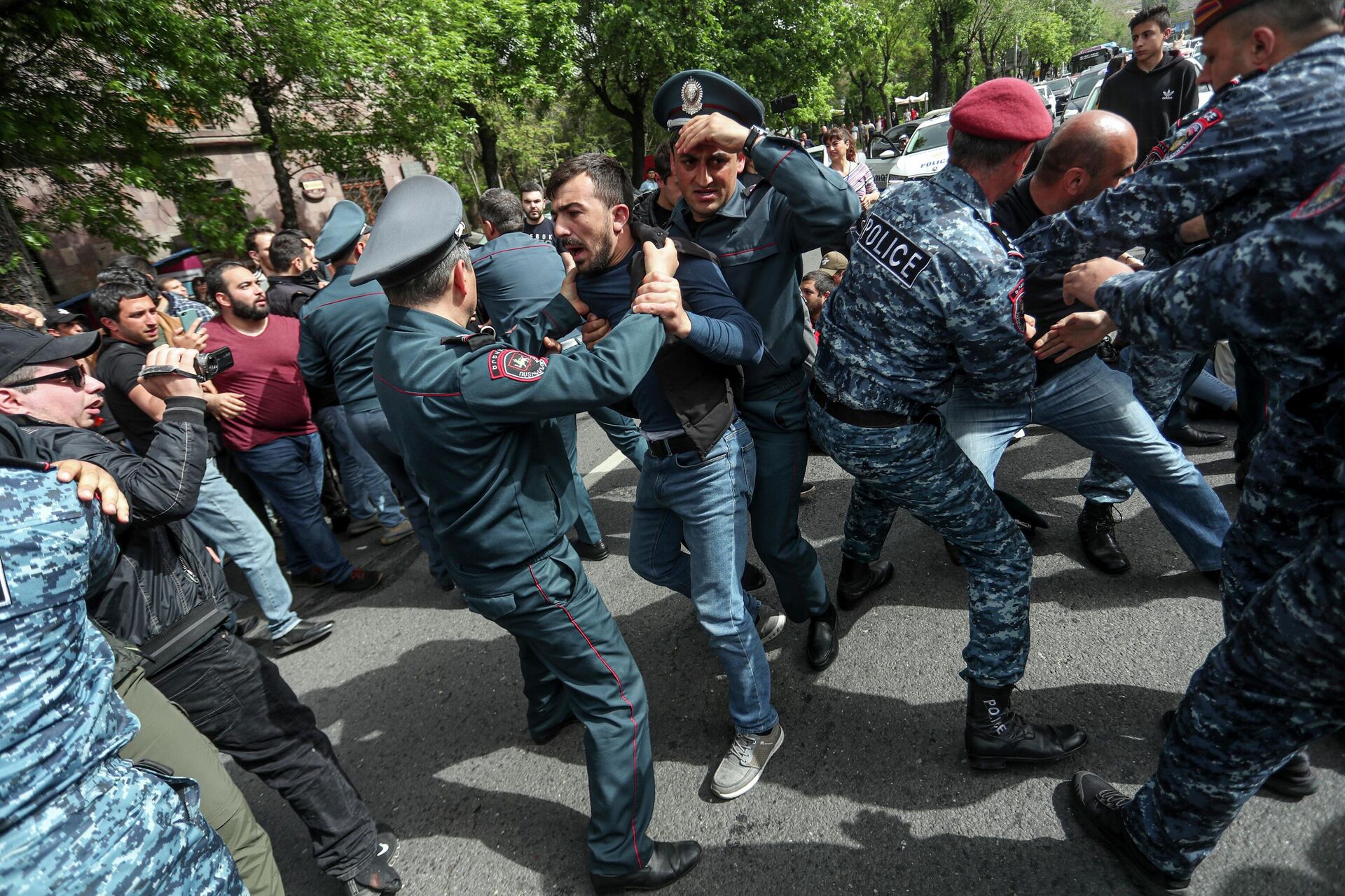 Police detain demonstrators during a protest rally in Yerevan, Armenia, Thursday, May 5, 2022 - Sputnik International, 1920, 18.05.2022
