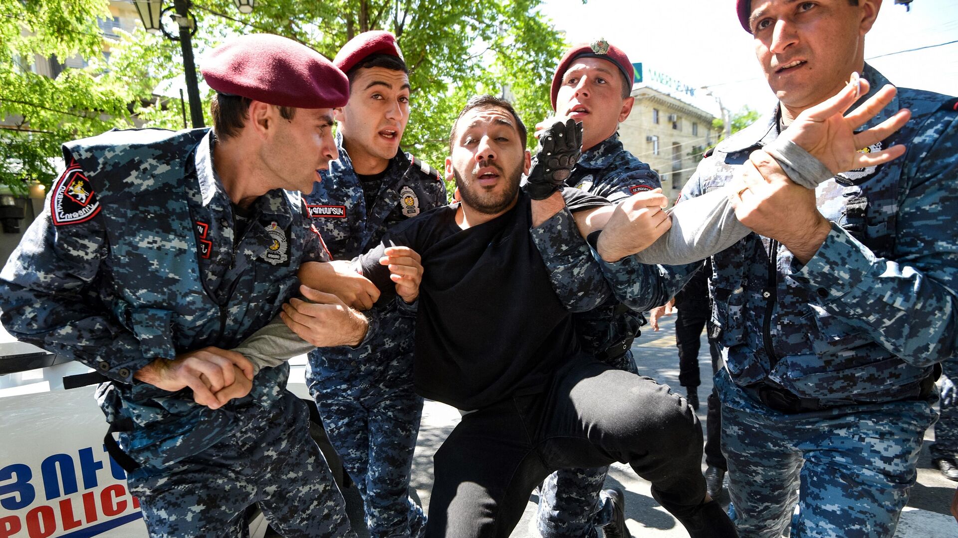 Police officers detain an opposition supporter who along with others attempted to block streets in the capital Yerevan on May 17, 2022 - Sputnik International, 1920, 18.05.2022