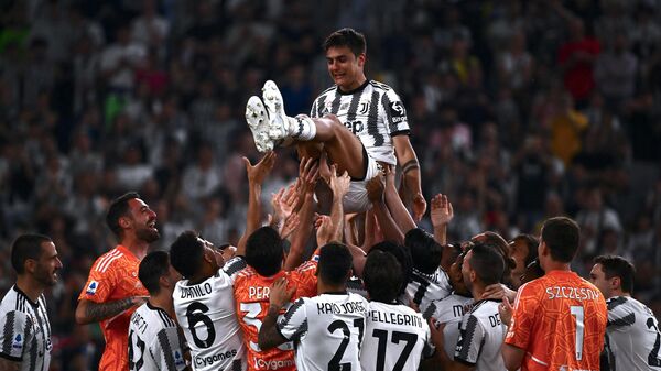 Juventus' Argentinian forward Paulo Dybala is tossed by teammates at the end of the Serie A football match Juventus vs Lazio at the “Allianz Stadium” in Turin, on May 16, 2022 - Sputnik International