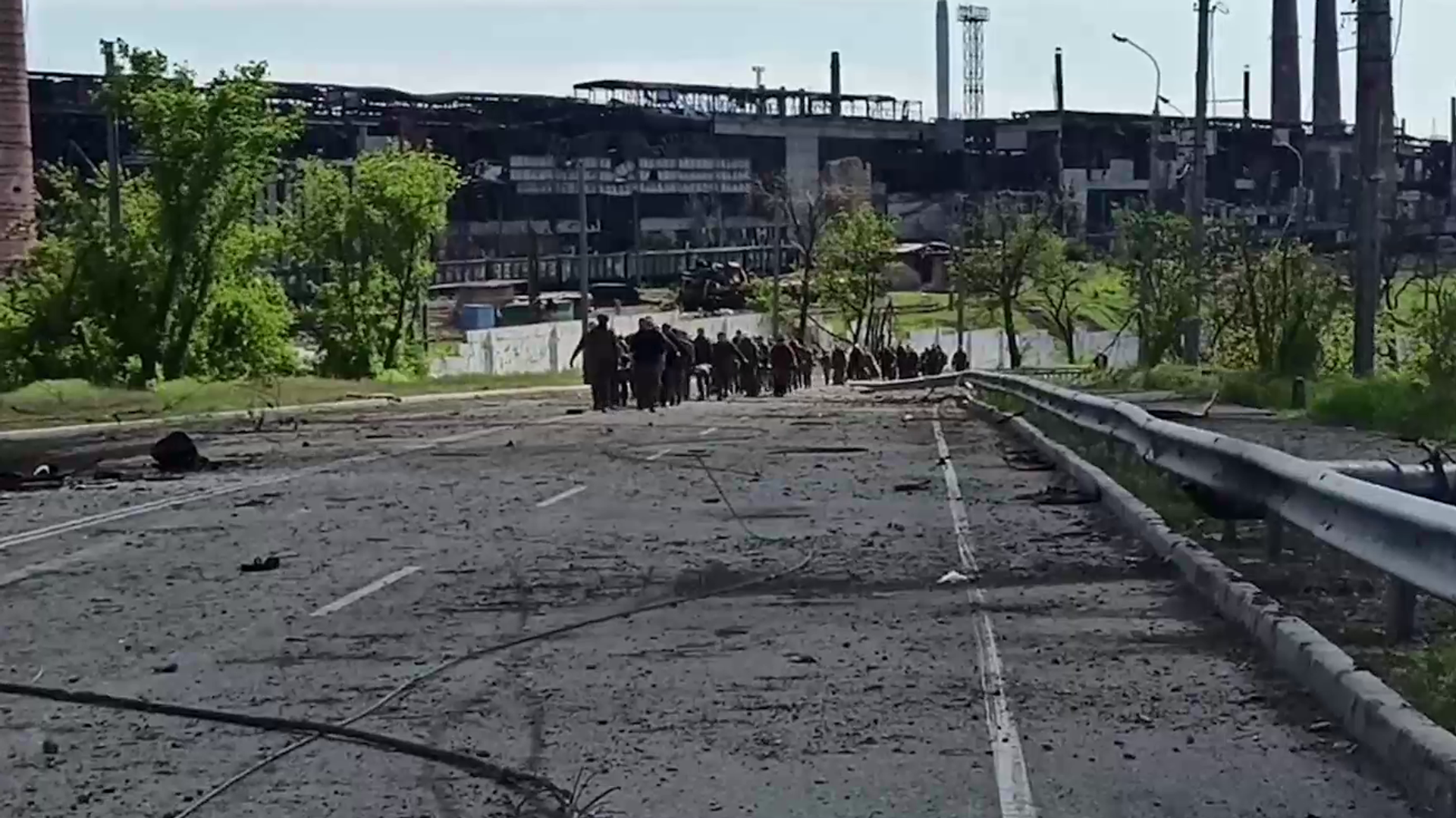 Column of Ukrainian troops marching out of Azovstal - the giant Mariupol metal and steelworks. Screengrab of Russian Defence Ministry video. - Sputnik International, 1920, 25.05.2022