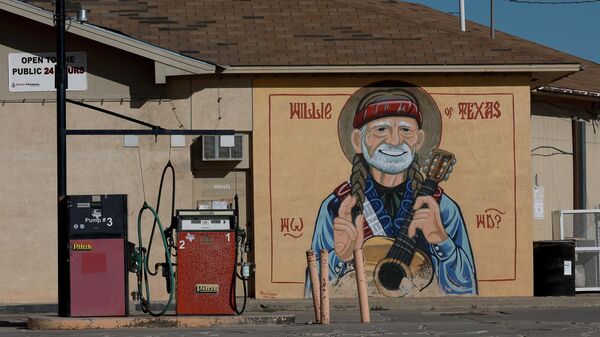 A mural of Willie Nelson is painted on a gas station located in the area known as the Permian Basin on March 12, 2022 in Rankin, Texas - Sputnik International