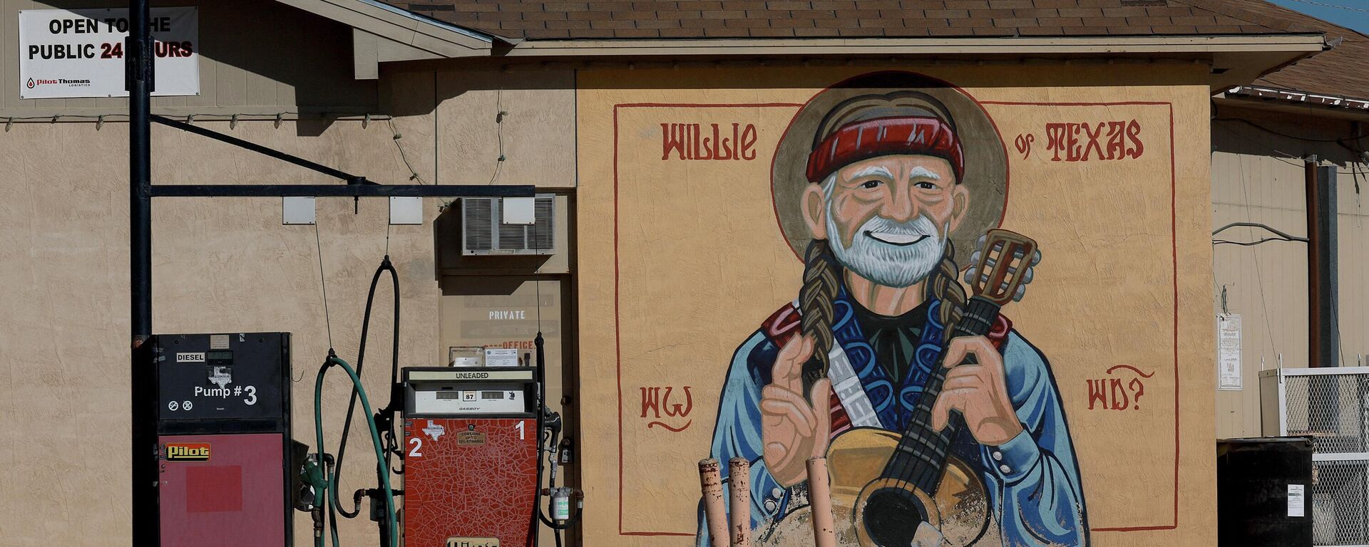 A mural of Willie Nelson is painted on a gas station located in the area known as the Permian Basin on March 12, 2022 in Rankin, Texas - Sputnik International, 1920, 19.05.2022