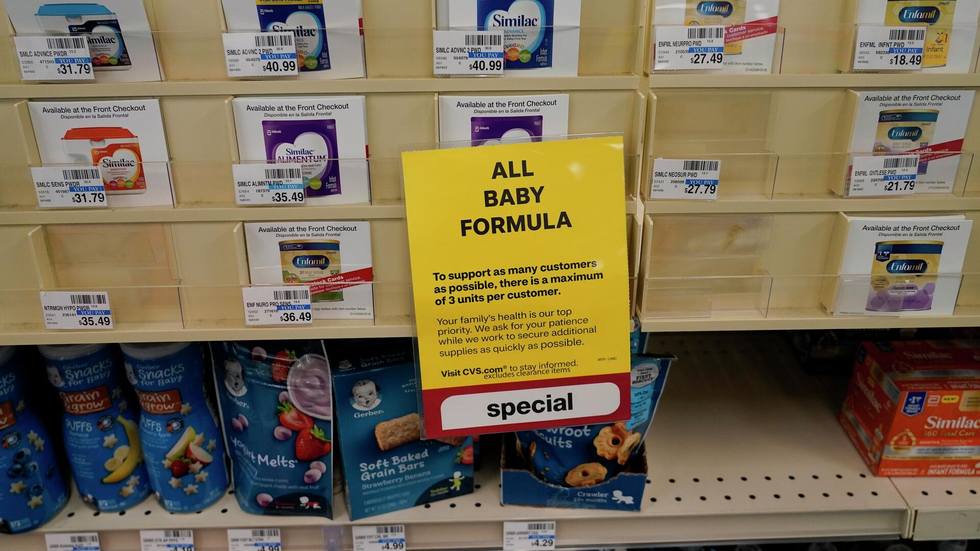 A sign is posted at a CVS pharmacy indicating a shortage in the availability of baby food Tuesday, May 10, 2022, in Charlotte, N.C. - Sputnik International, 1920, 18.05.2022